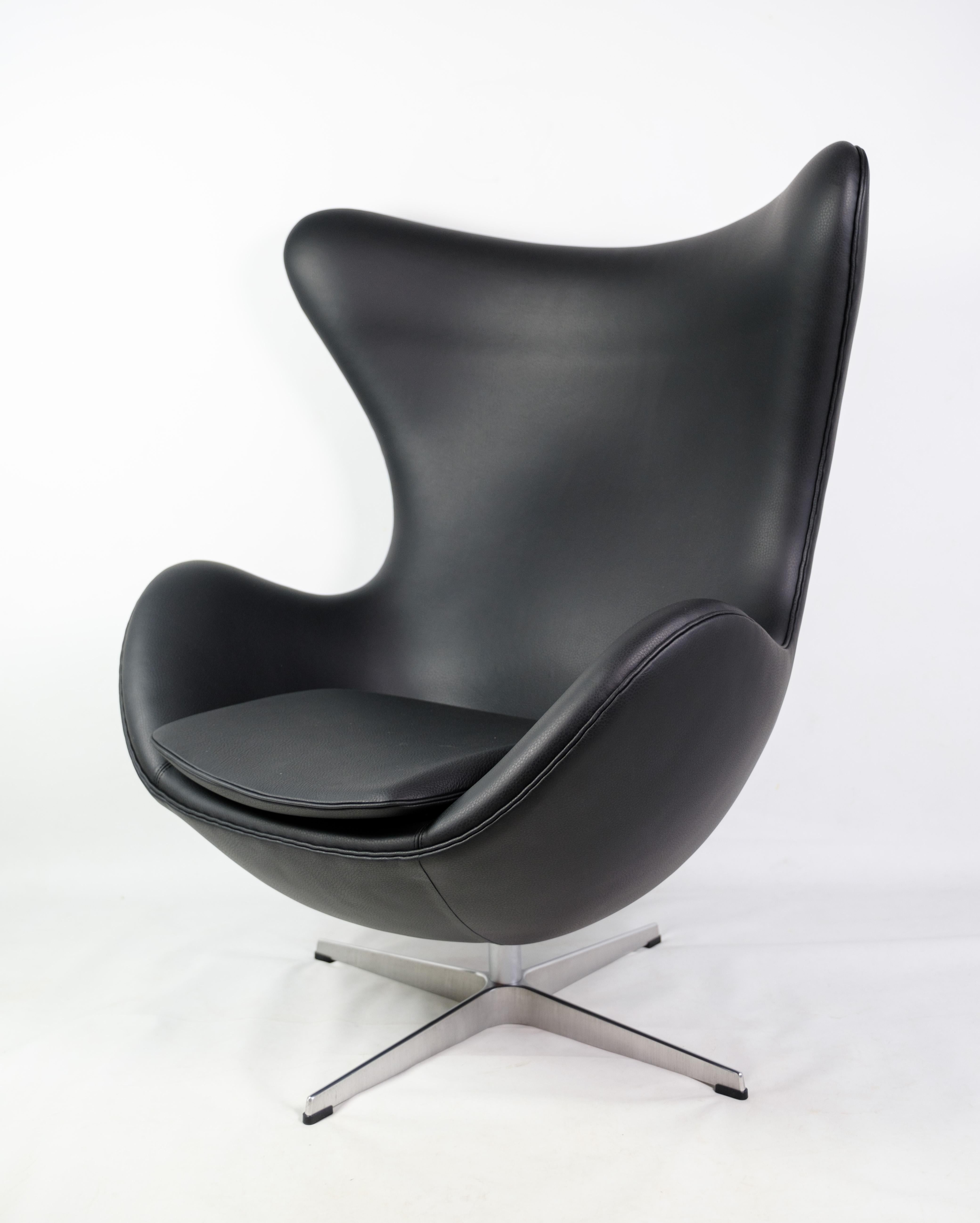 The Egg Chair Modèle 3316 En cuir noir Elegance Par Arne Jacobsen  en vente 1