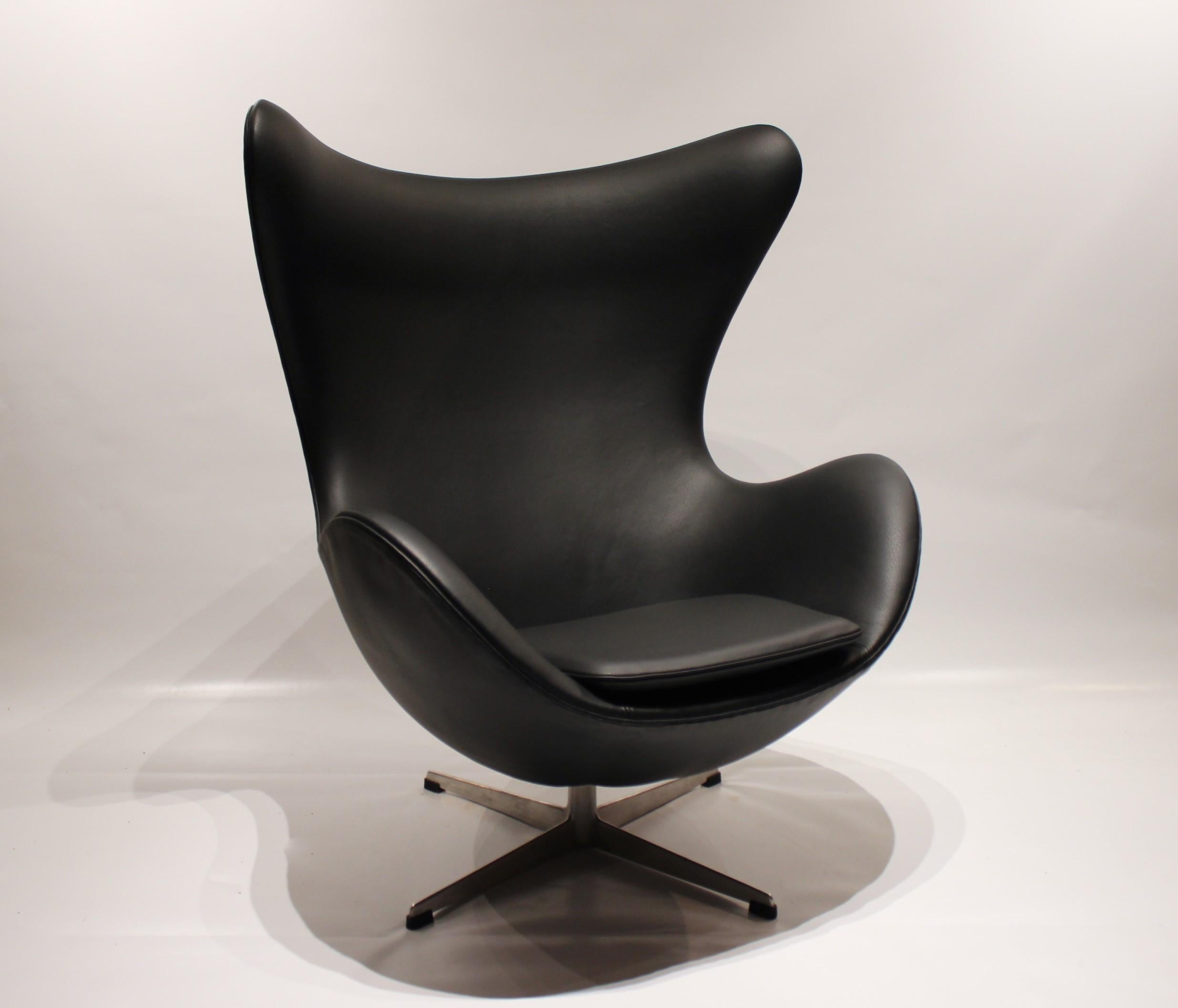 The Egg, model 3316, designed by Arne Jacobsen in 1958 and manufactured by Fritz Hansen in the 1960s. The chair has been newly upholstered and is therefore in great condition. It was originally designed along with the Swan chair for the Royal Hotel