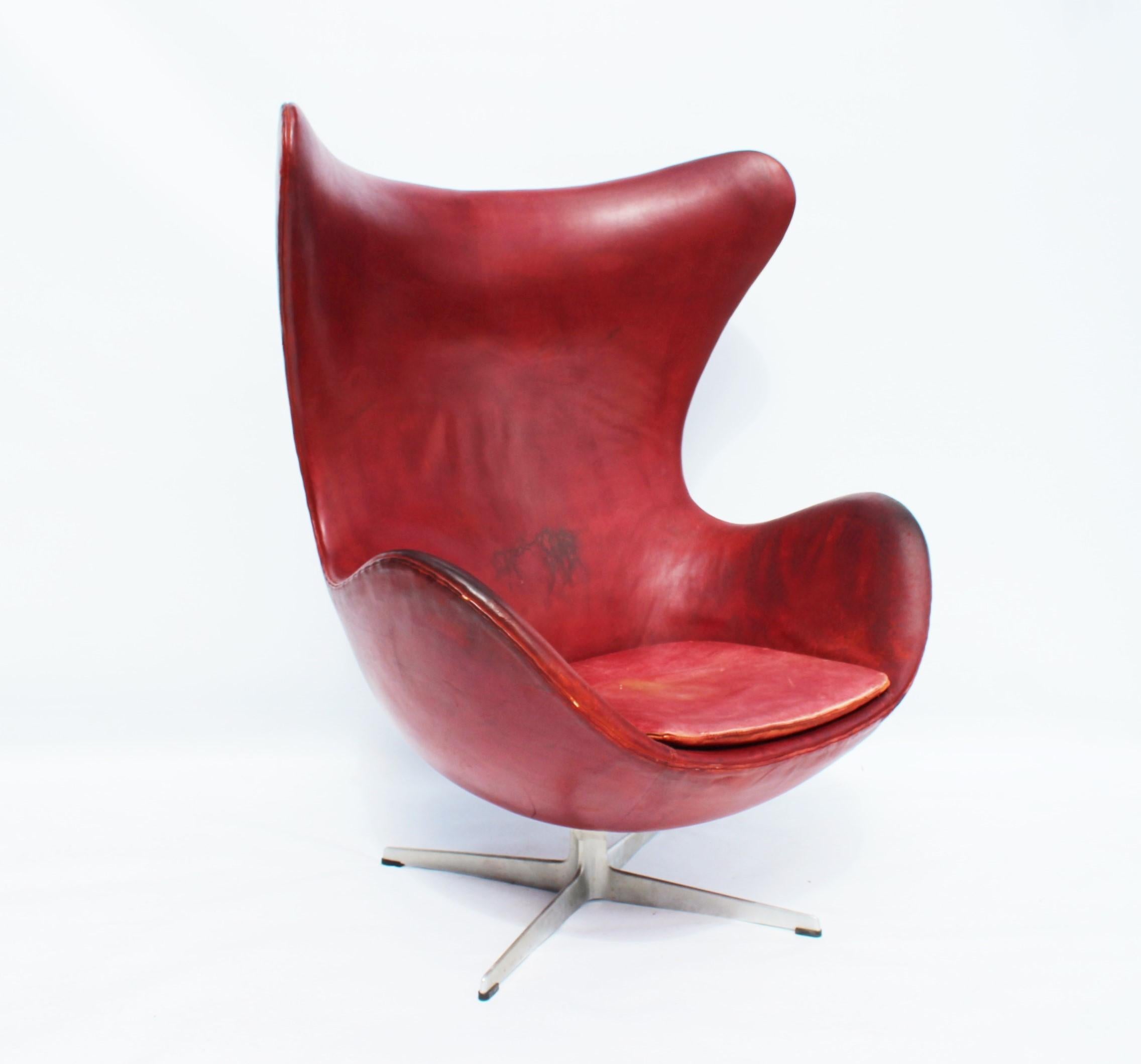 The egg, model 3316, designed by Arne Jacobsen in 1958 and manufactured by Fritz Hansen in 1963. The chair is with original patinated upholstery with red elegance leather and is in great vintage condition. The egg is with the swivel function.