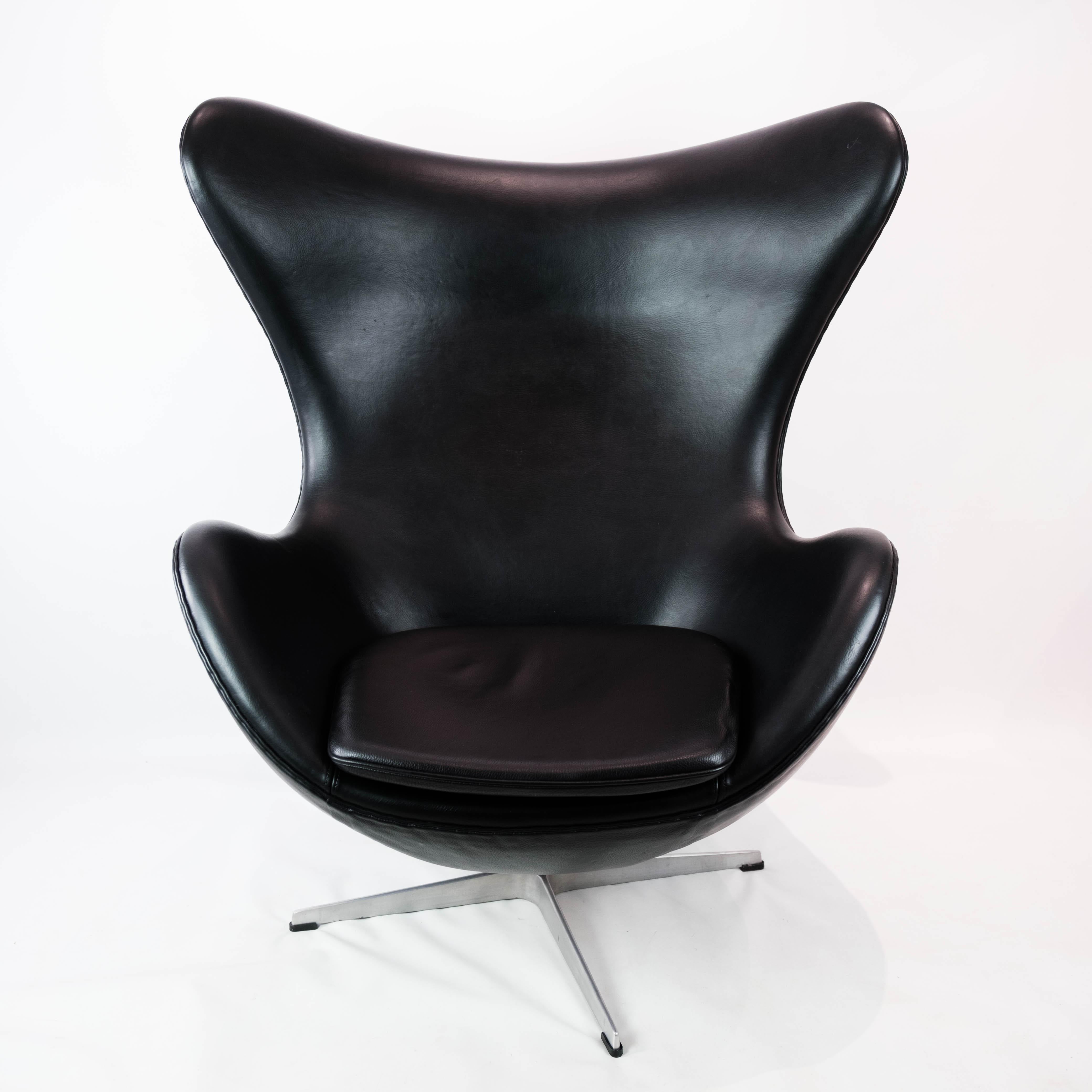The Egg, model 3316, designed by Arne Jacobsen in 1958 and manufactured by Fritz Hansen in 2001, is an iconic piece of mid-century modern design. This chair, with its distinctive curved shape and sculptural silhouette, epitomizes Jacobsen's