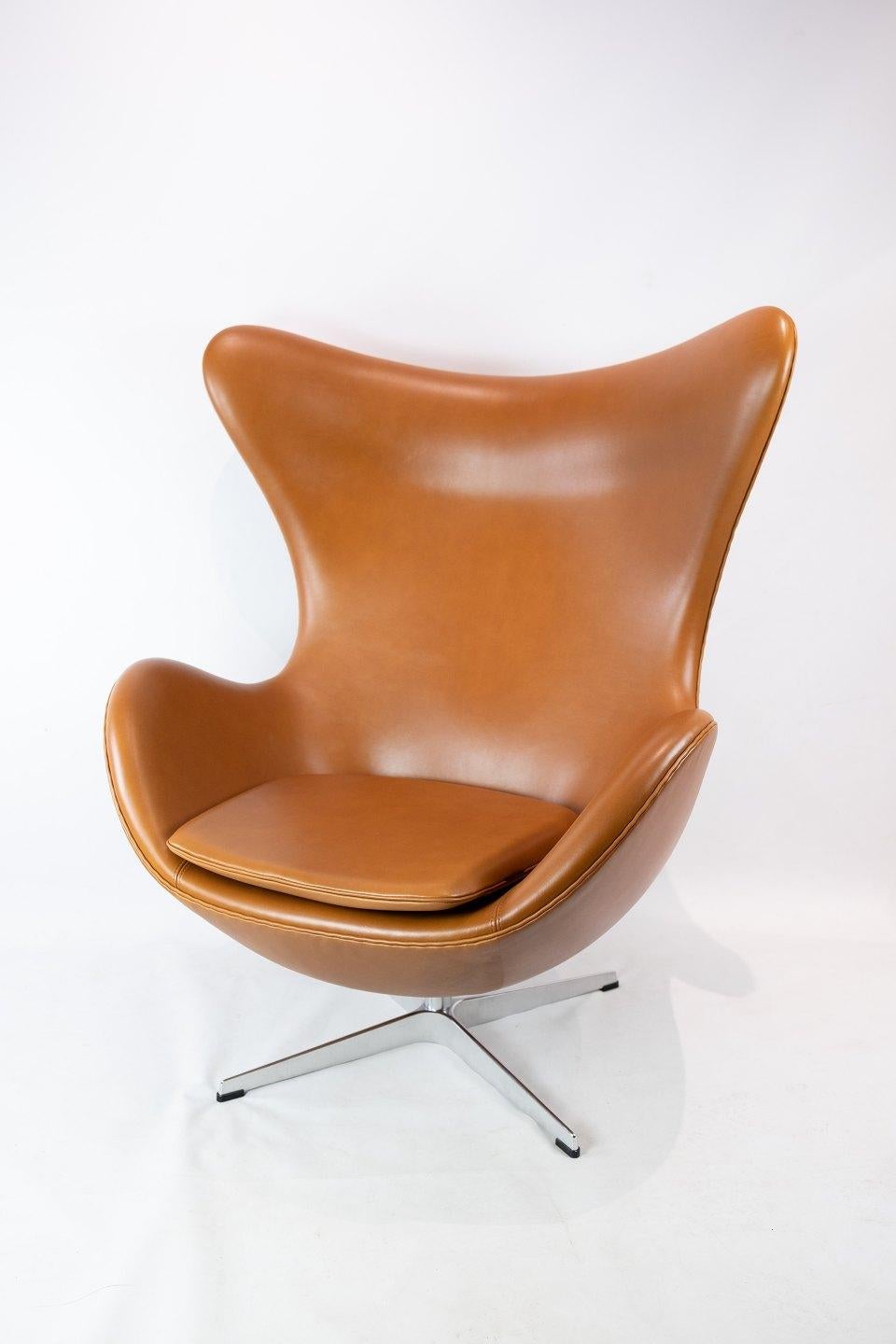 The egg, model 3316 designed by Arne Jacobsen in 1958 and manufactured by Fritz Hansen. The chair is with original upholstery in cognac walnut leather and is in great condition.
 