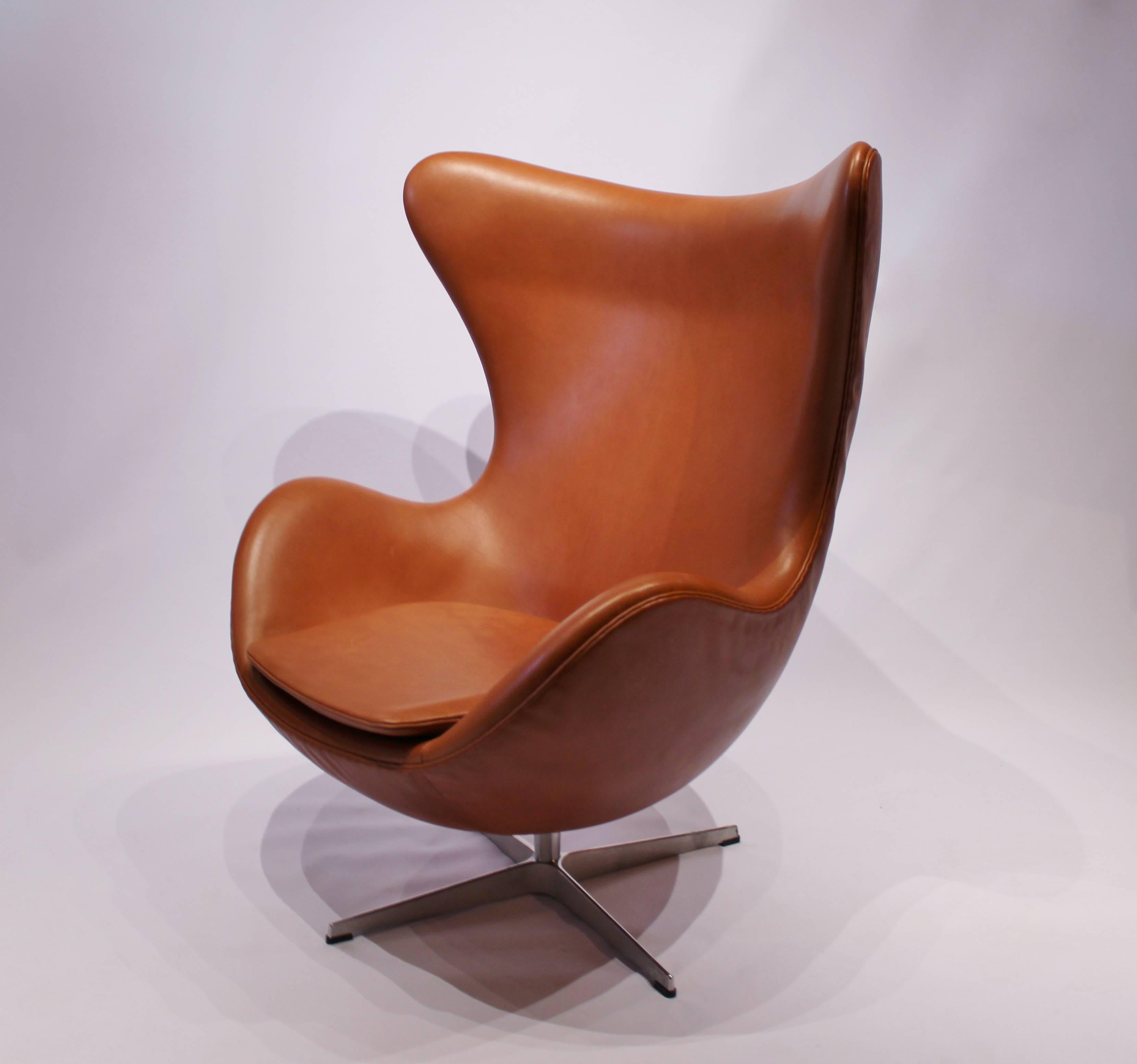 The egg, model 3316, designed by Arne Jacobsen in 1958 and manufactured by Fritz Hansen after 2014. The chair is originally upholstered in Cognac leather and is in great condition. The chair has the swivel function.