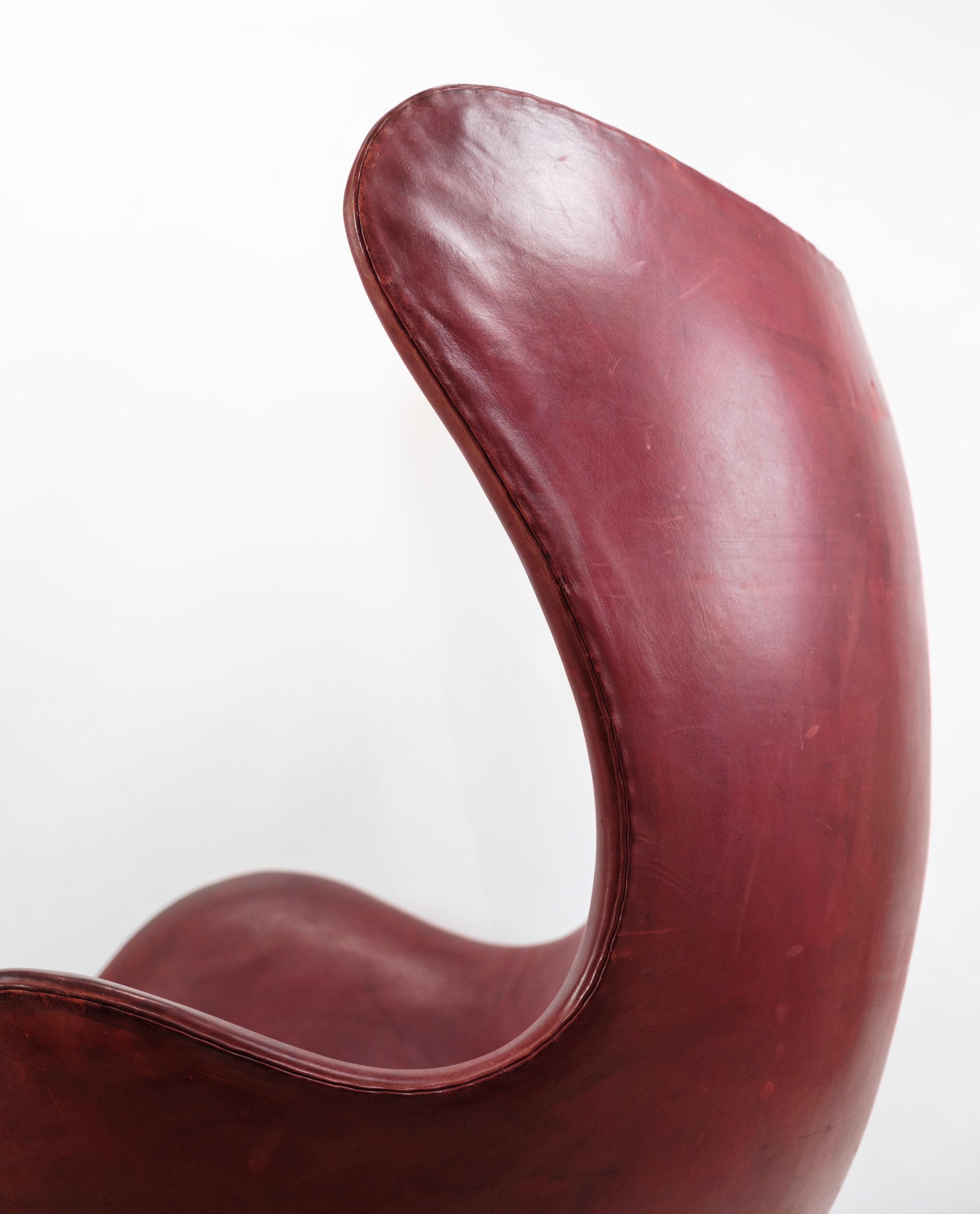 The Egg, model 3316, is an iconic design chair created by the renowned Danish designer Arne Jacobsen in 1958. The chair is produced by Fritz Hansen, one of Denmark's leading furniture manufacturers, and was manufactured in 1963.

The chair is a