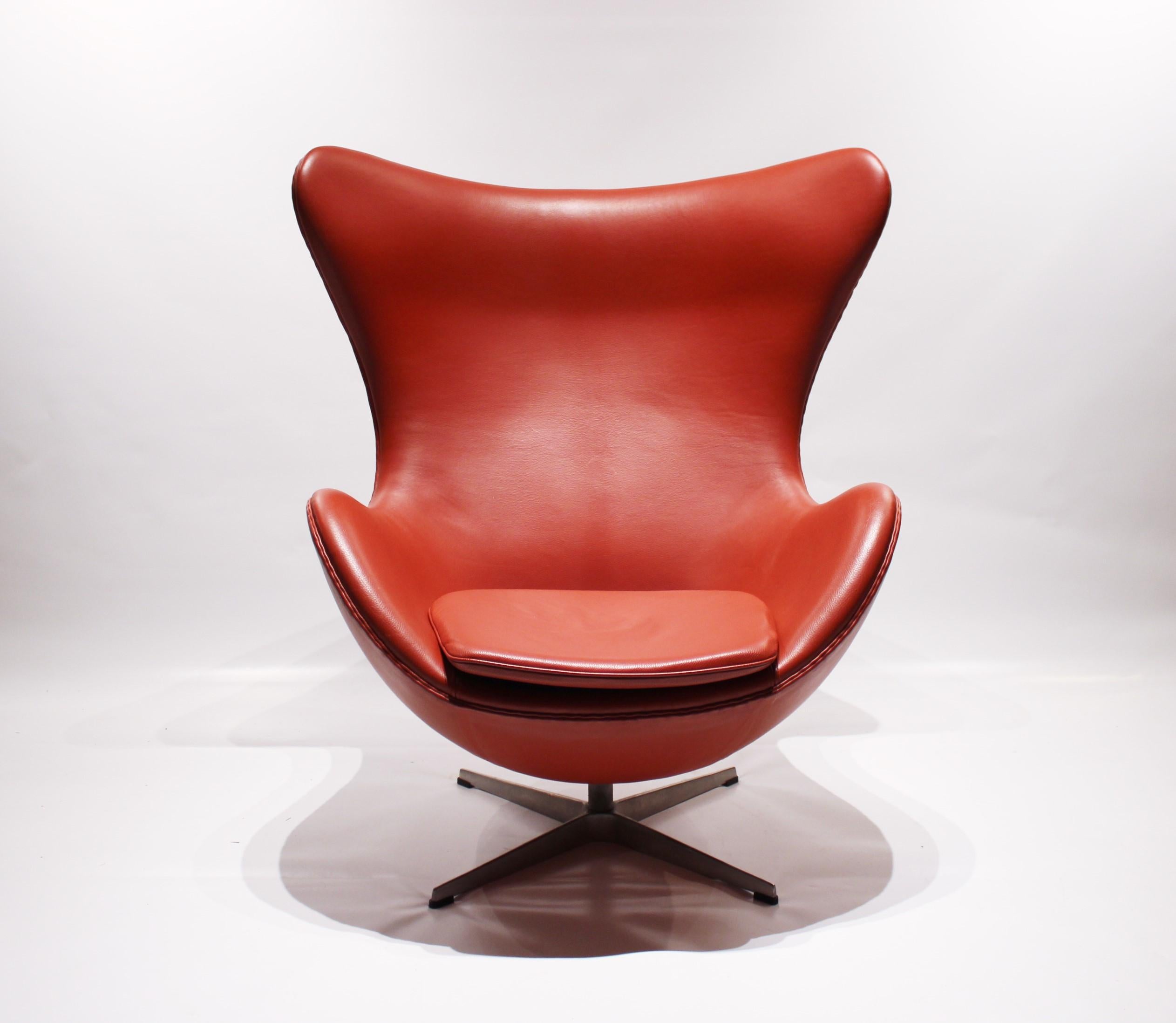 L'Œuf, modèle 3316, conçu par Arne Jacobsen en 1958 et fabriqué par Fritz Hansen en 2001. La chaise est recouverte de cuir rouge Eleg et est en très bon état. Elle a été conçue à l'origine avec la chaise Swan pour l'hôtel Royal de Copenhague.