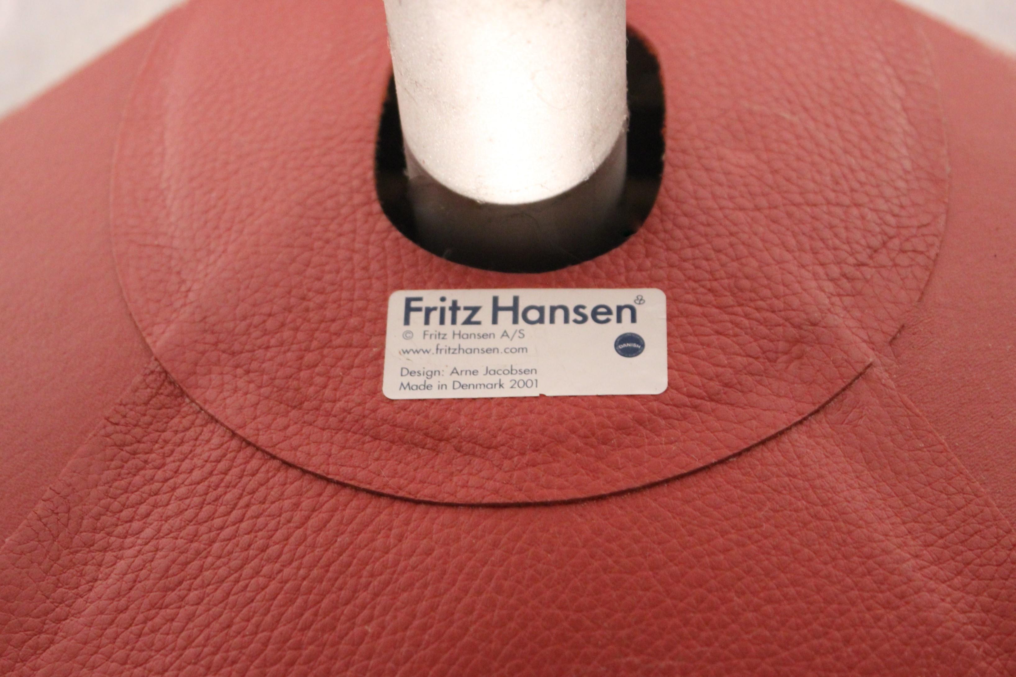 The Egg, Model 3316, Red Leather, by Arne Jacobsen and Fritz Hansen, 2001 In Excellent Condition In Lejre, DK