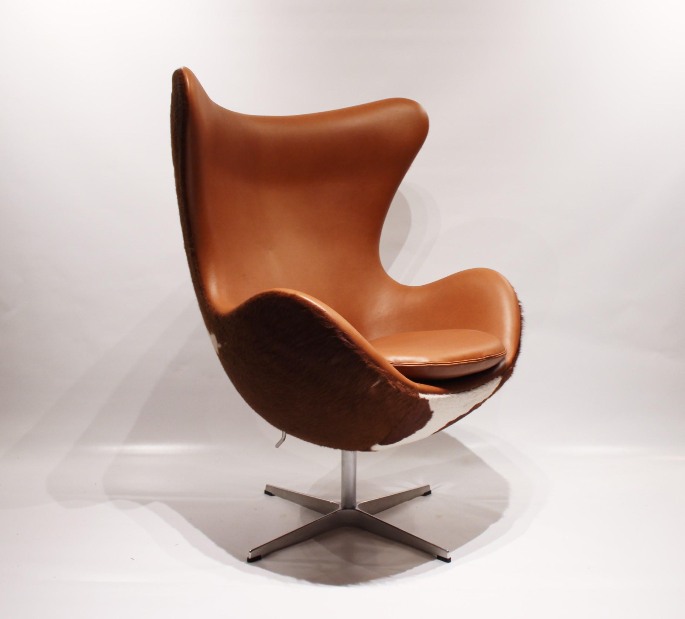 The Egg, model 3316, special edition, designed by Arne Jacobsen in 1958 and manufactured by Fritz Hansen in the 1980s. The chair is upholstered with cowhide and cognac colored leather. The item is in great vintage condition and was originally