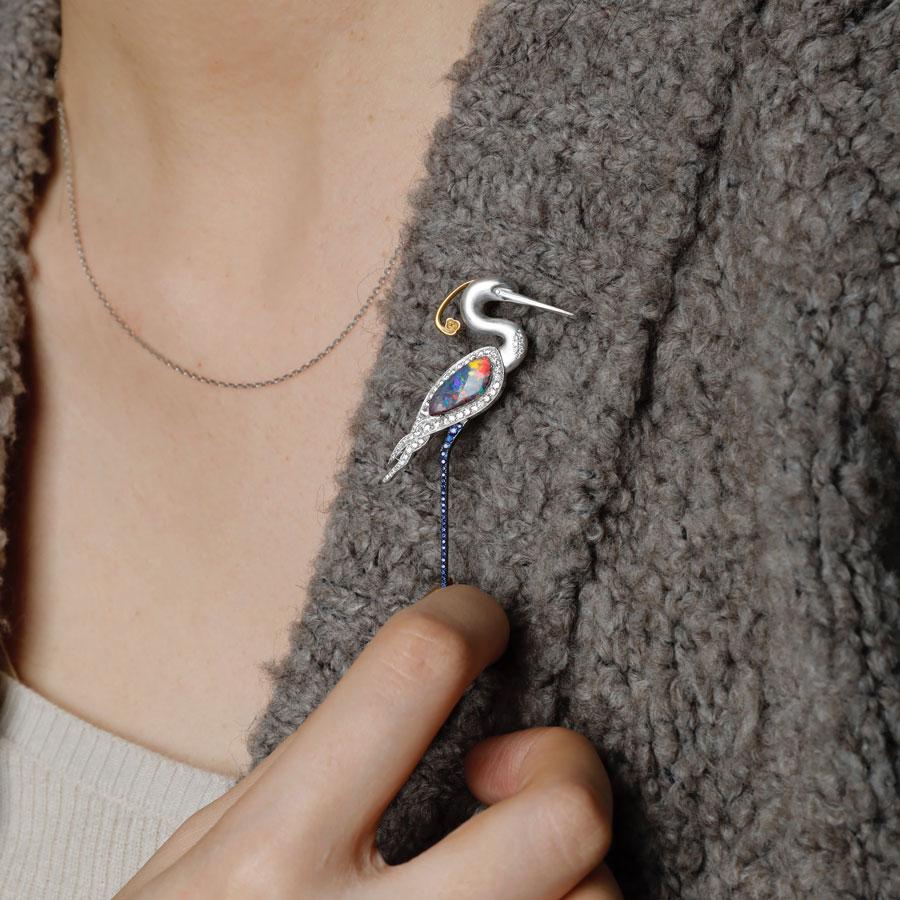 L'Egret - Ciondolo e spilla in oro bianco e giallo 18 carati con opale australiano Boulder e diamante e zaffiro.



Nome del design: L'airone (ciondolo e spilla)
Che l'airone porti purezza e fortuna nella tua vita!

Idea di design:
Con un opale