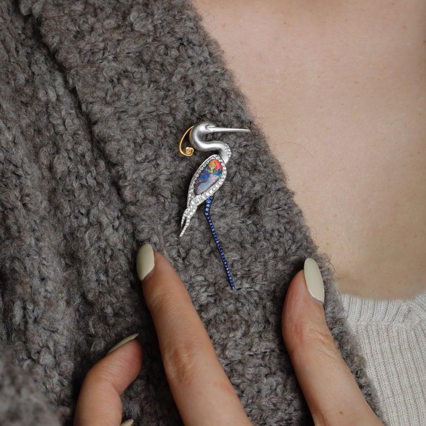 Arts and Crafts L'Egretta - Ciondolo e spilla in oro 18k con opale e diamante e zaffiro Boulder in vendita