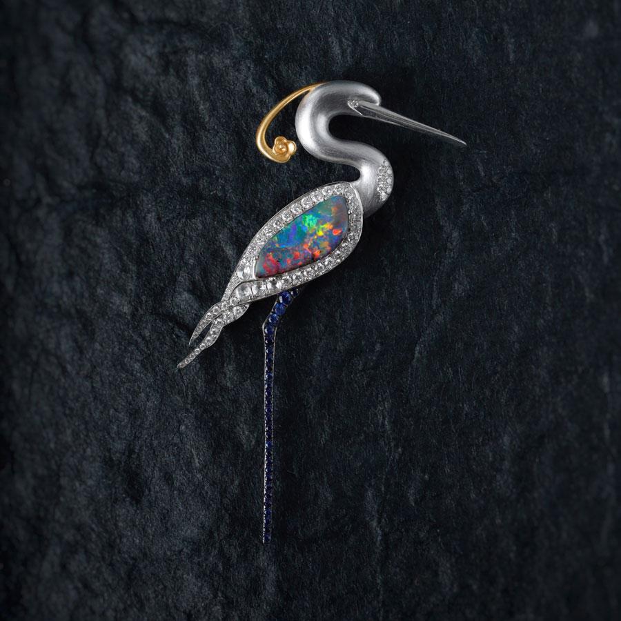 Taglio brillante L'Egretta - Ciondolo e spilla in oro 18k con opale e diamante e zaffiro Boulder in vendita