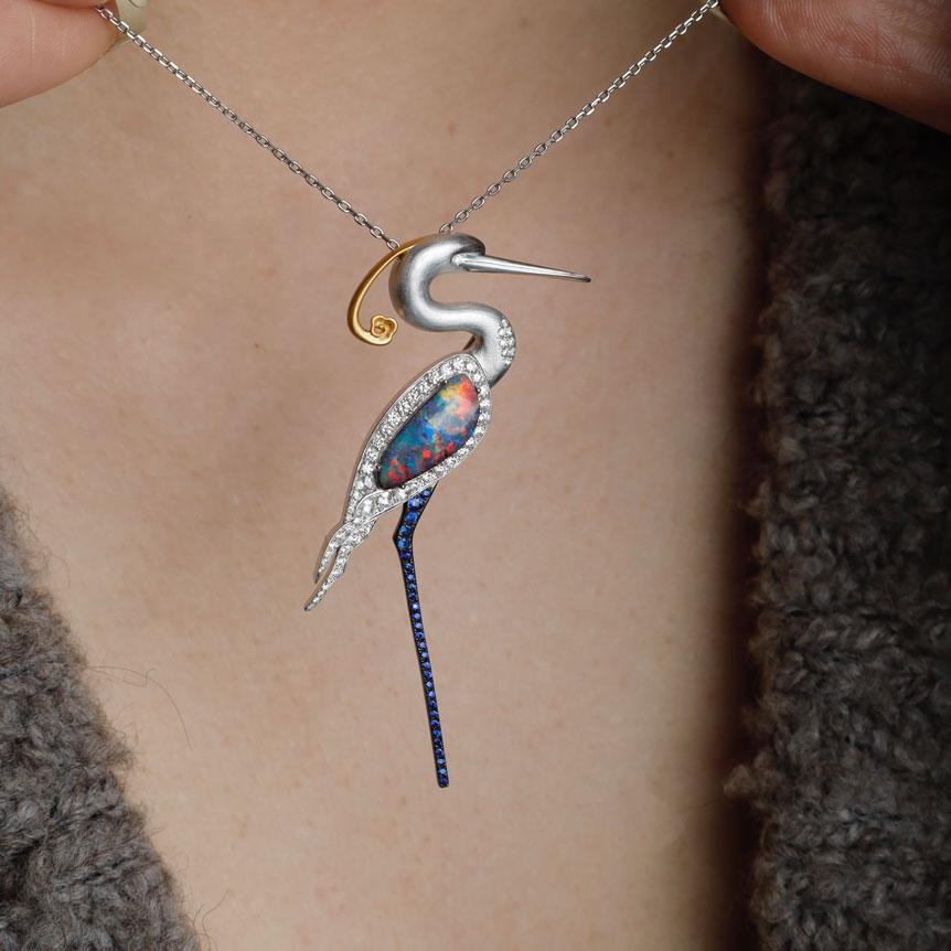 L'Egretta - Ciondolo e spilla in oro 18k con opale e diamante e zaffiro Boulder In condizioni Nuovo in vendita a Suwanee, GA