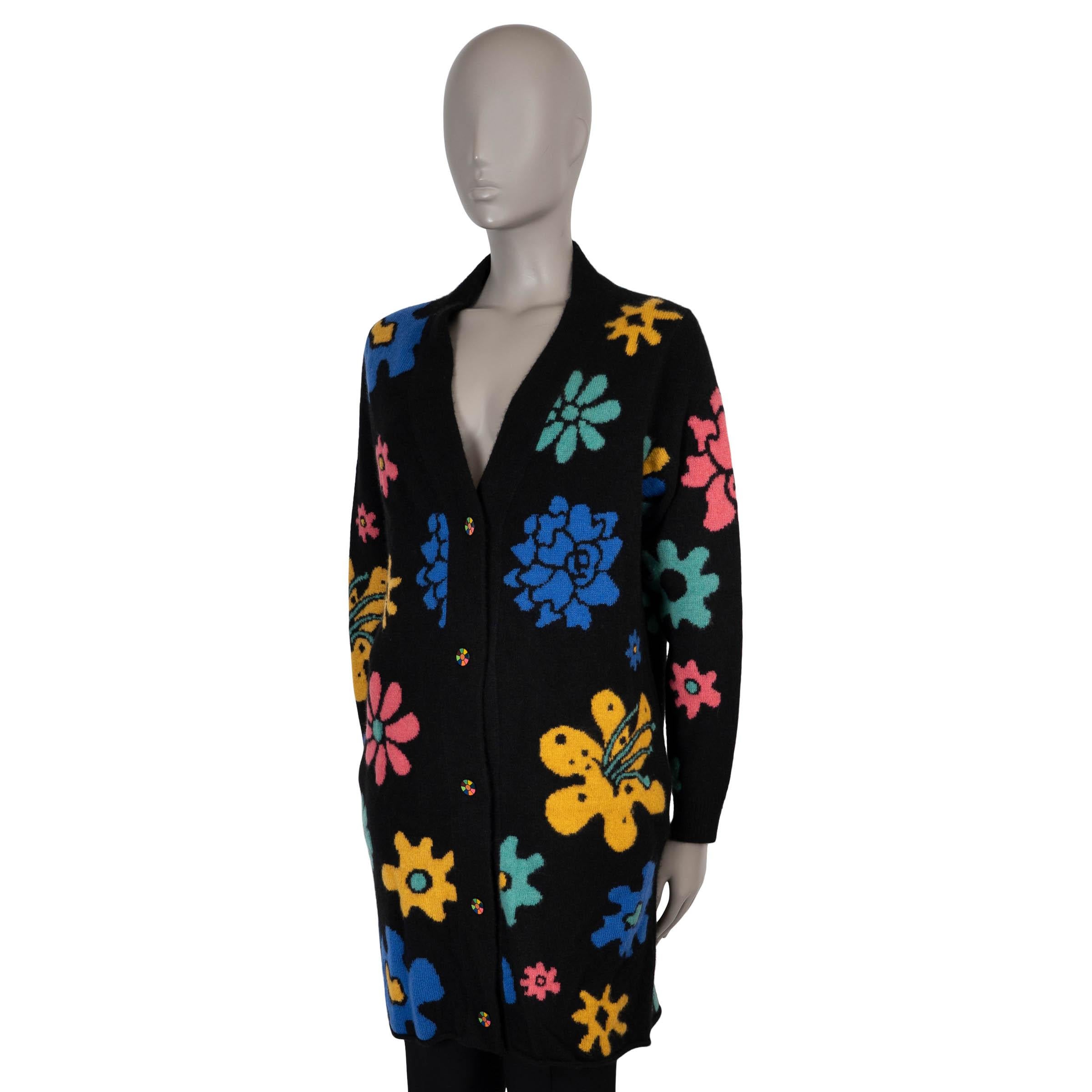 Diese 100% authentische The Elder Statesman Sound Flowers Strickjacke ist aus schwarzem Kaschmir (100%) gefertigt und mit psychedelischen, mehrfarbigen Blütenintarsien des in Brooklyn lebenden Cartoonisten Brian Blomerth verziert. Es hat eine