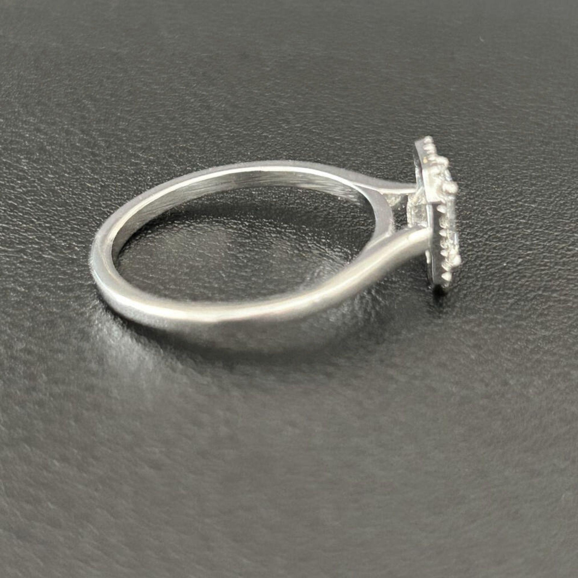 Taglio smeraldo L'anello con diamante taglio Emerld Eleg Halo in vendita