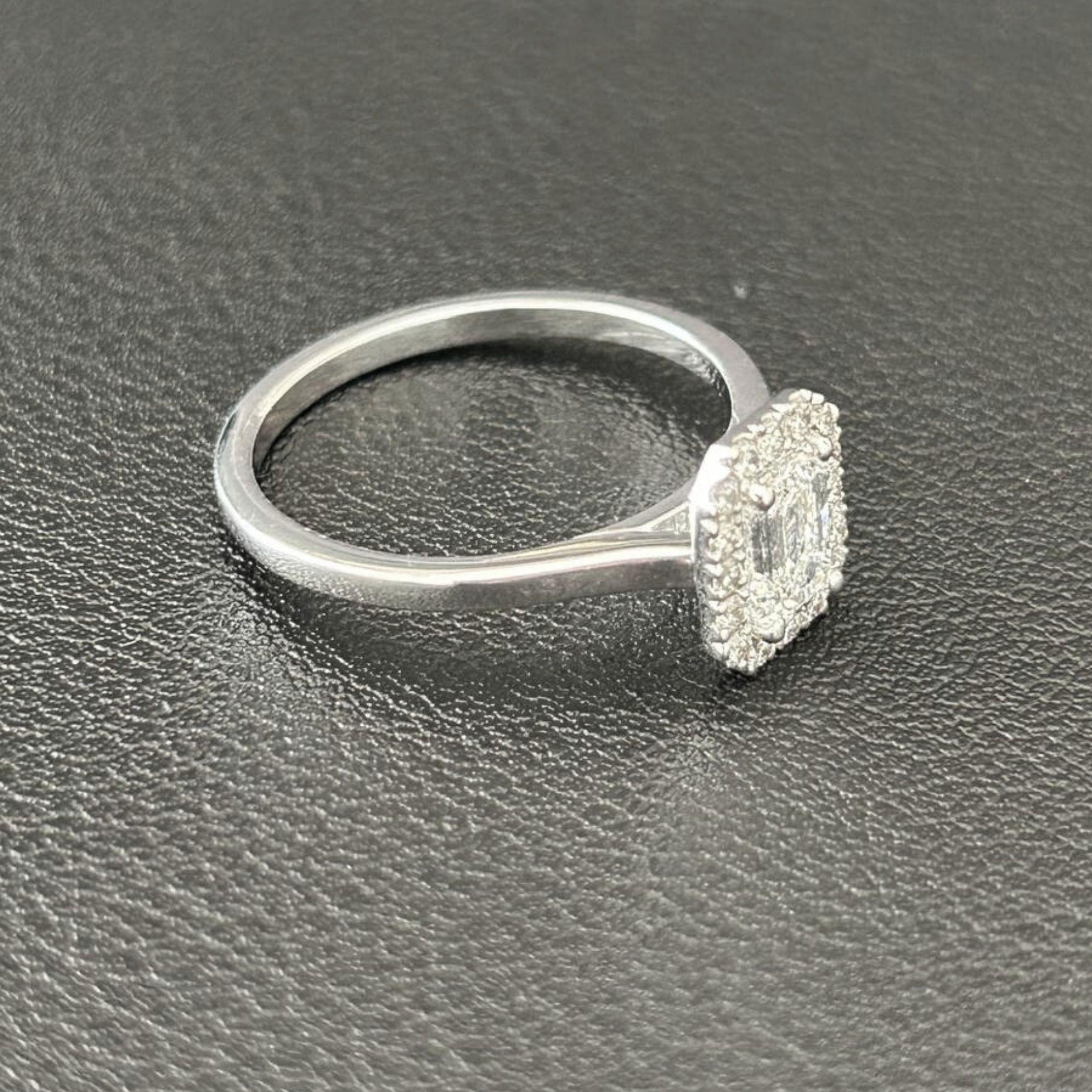 L'anello con diamante taglio Emerld Eleg Halo In condizioni Nuovo in vendita a Ramat Gan, IL