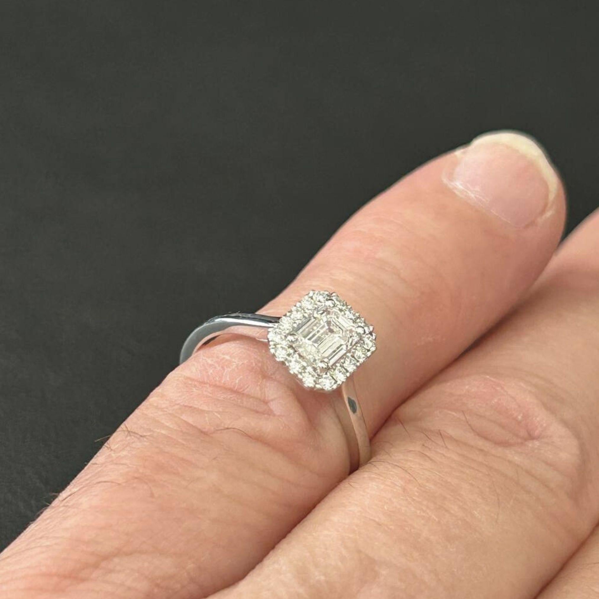 Donna L'anello con diamante taglio Emerld Eleg Halo in vendita