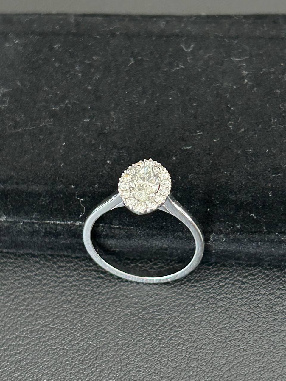 Eleganter Halo-Diamantring mit Marquise-Schliff im Angebot 4