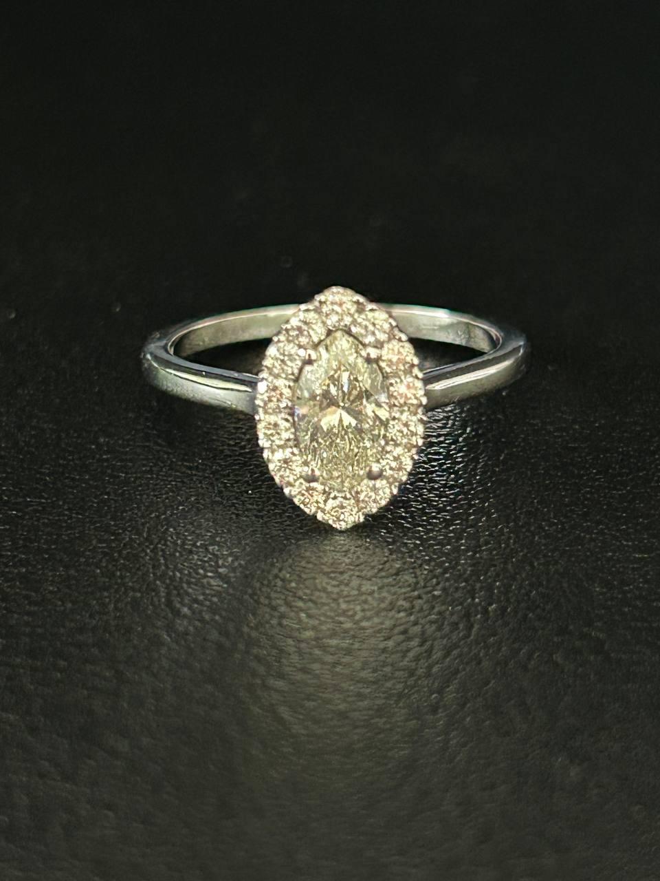 Eleganter Halo-Diamantring mit Marquise-Schliff im Angebot 7