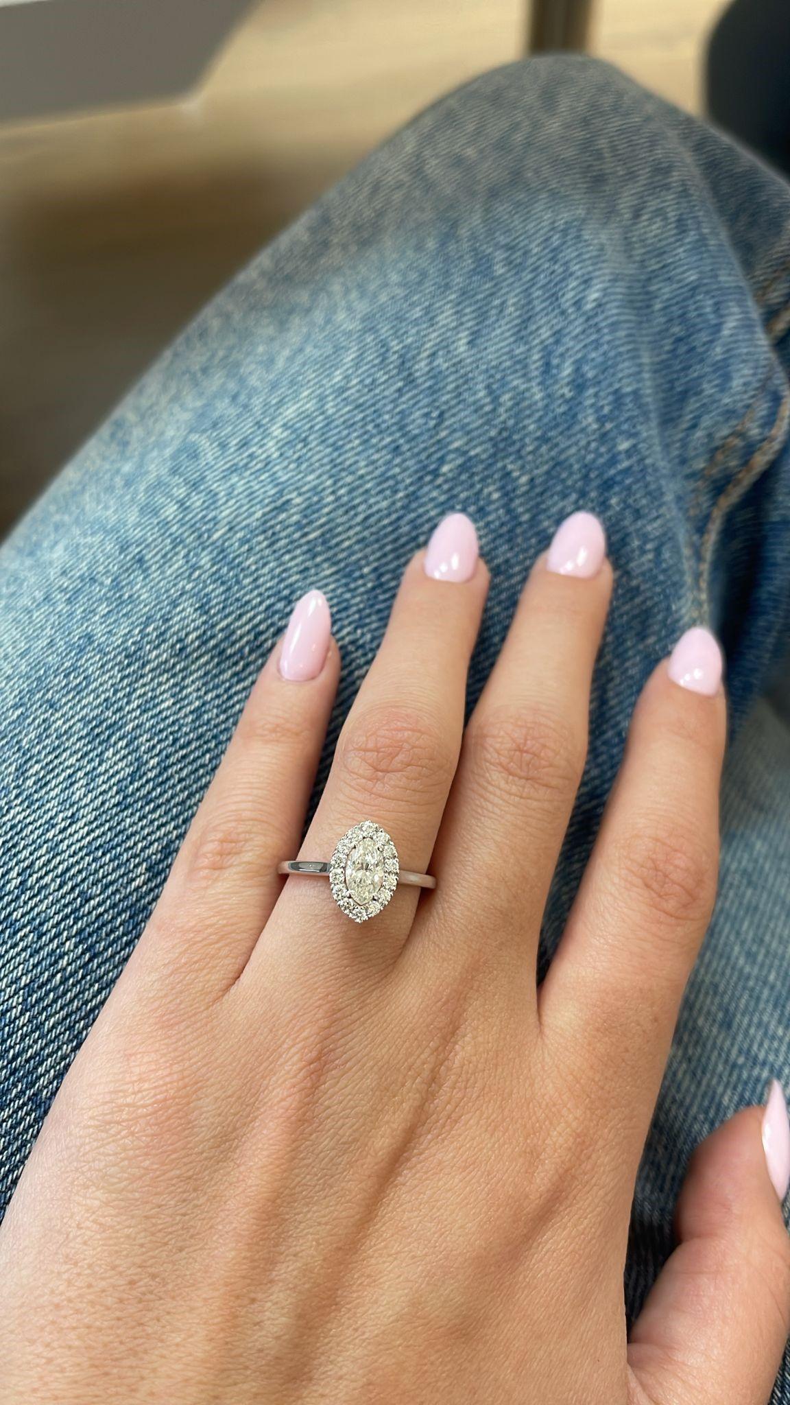 Dieser exquisite Ring aus zeitlosem 14-karätigem Gold präsentiert in seiner Mitte einen atemberaubenden natürlichen Diamanten im MARQUISE-Schliff von 0,78 Karat mit der Graduierung I Farbe, SI-Klarheit für außergewöhnliche Brillanz und