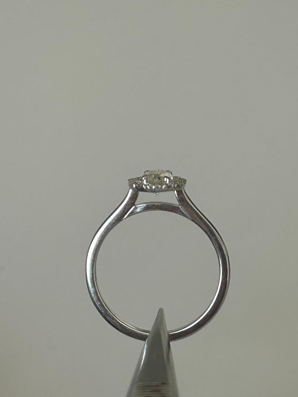 Eleganter Halo-Diamantring mit Marquise-Schliff (Zeitgenössisch) im Angebot