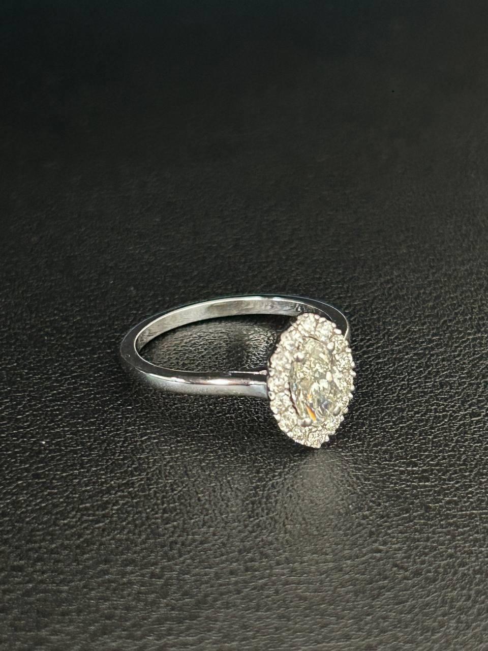 Eleganter Halo-Diamantring mit Marquise-Schliff (Marquiseschliff) im Angebot