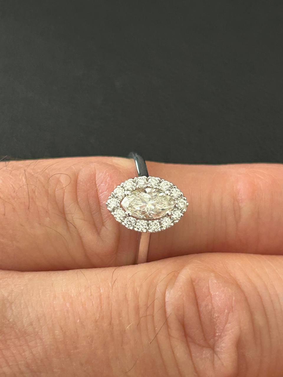 Eleganter Halo-Diamantring mit Marquise-Schliff im Zustand „Neu“ im Angebot in Ramat Gan, IL