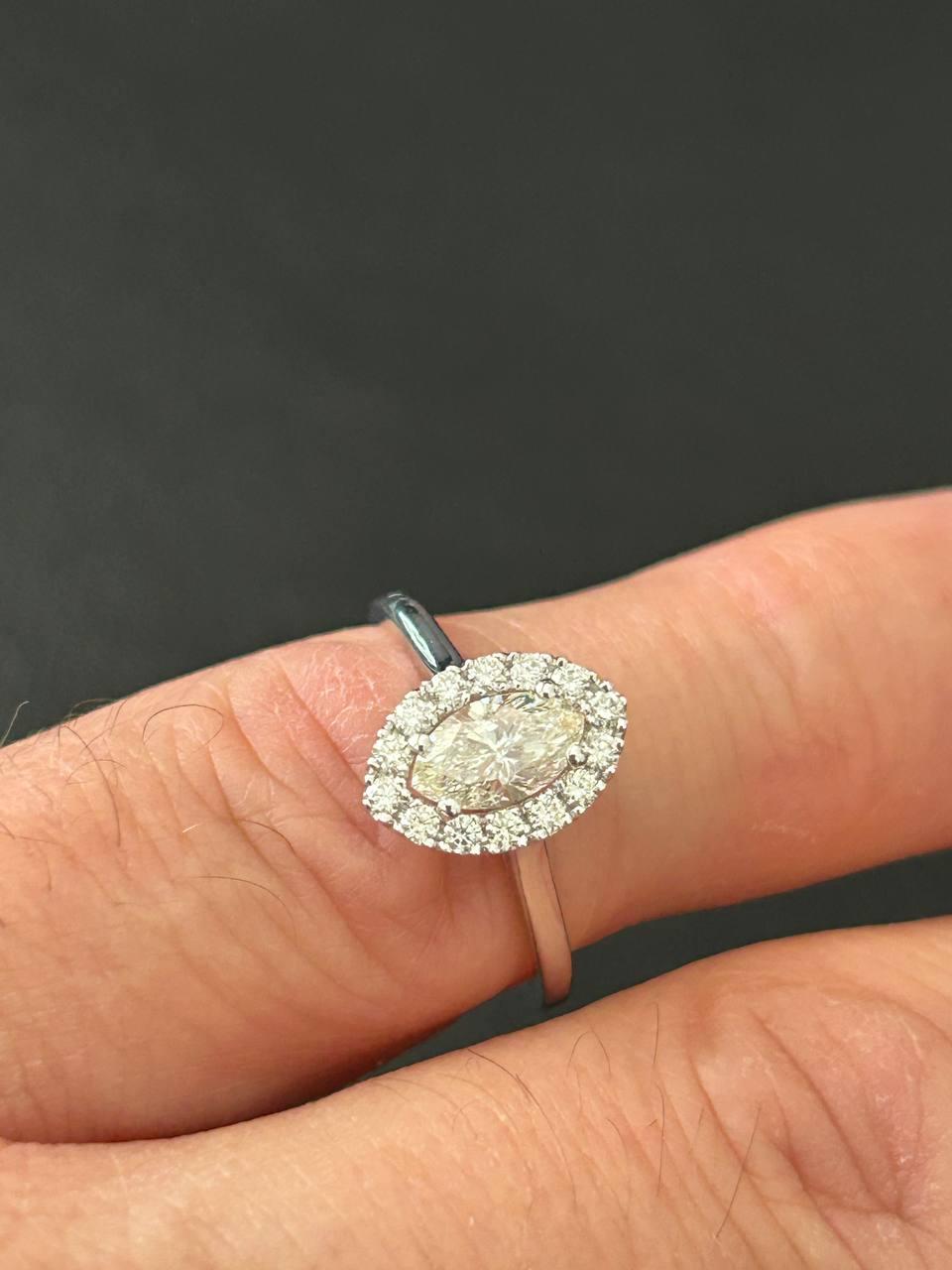 Eleganter Halo-Diamantring mit Marquise-Schliff Damen im Angebot