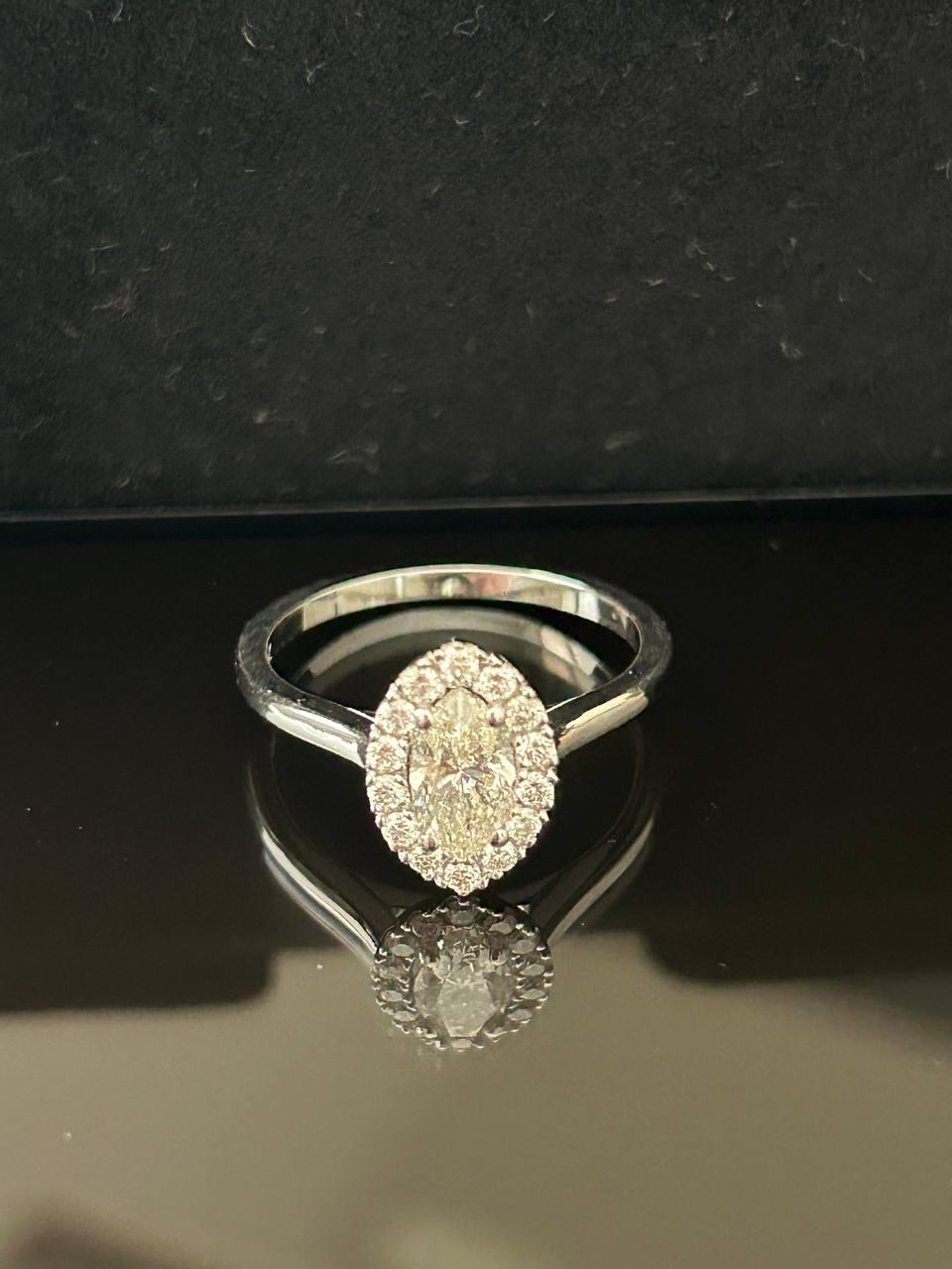 Eleganter Halo-Diamantring mit Marquise-Schliff im Angebot 1