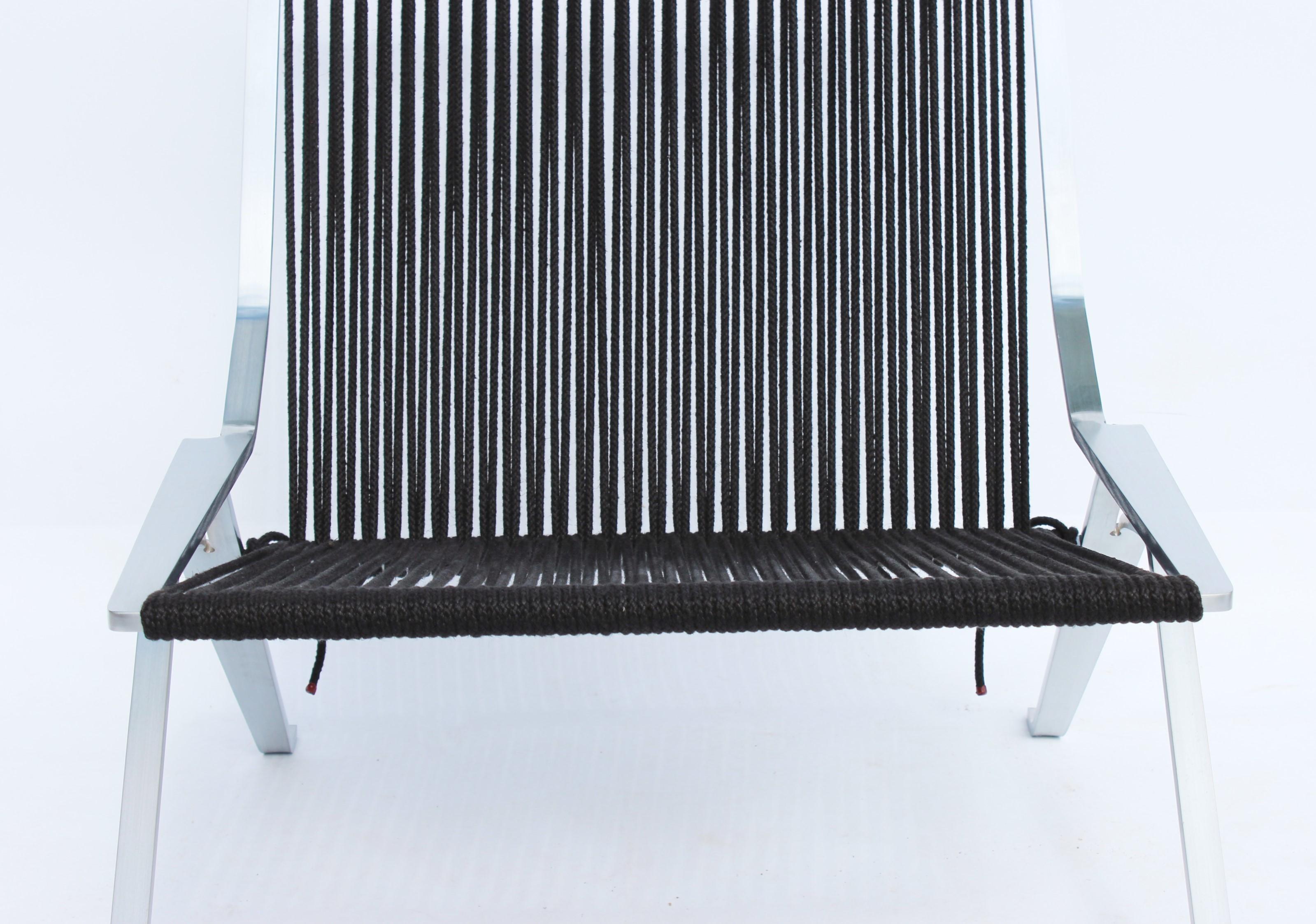 The element chair, model PK25, designed by Poul Kjærholm in 1951 and manufactured by Fritz Hansen in 2014. The chair is of steel and flag line, and is in great condition.
