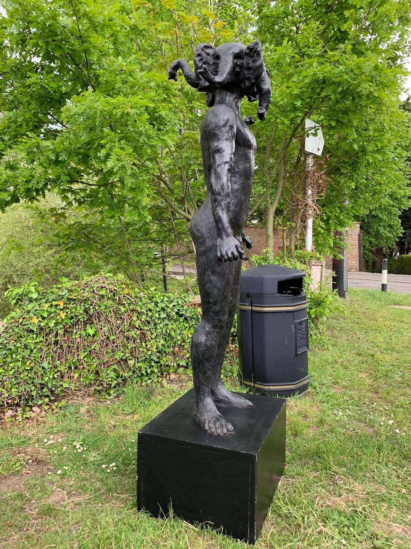 Der Elefant im Elefantenmantel von Philippe Berry im Angebot 5