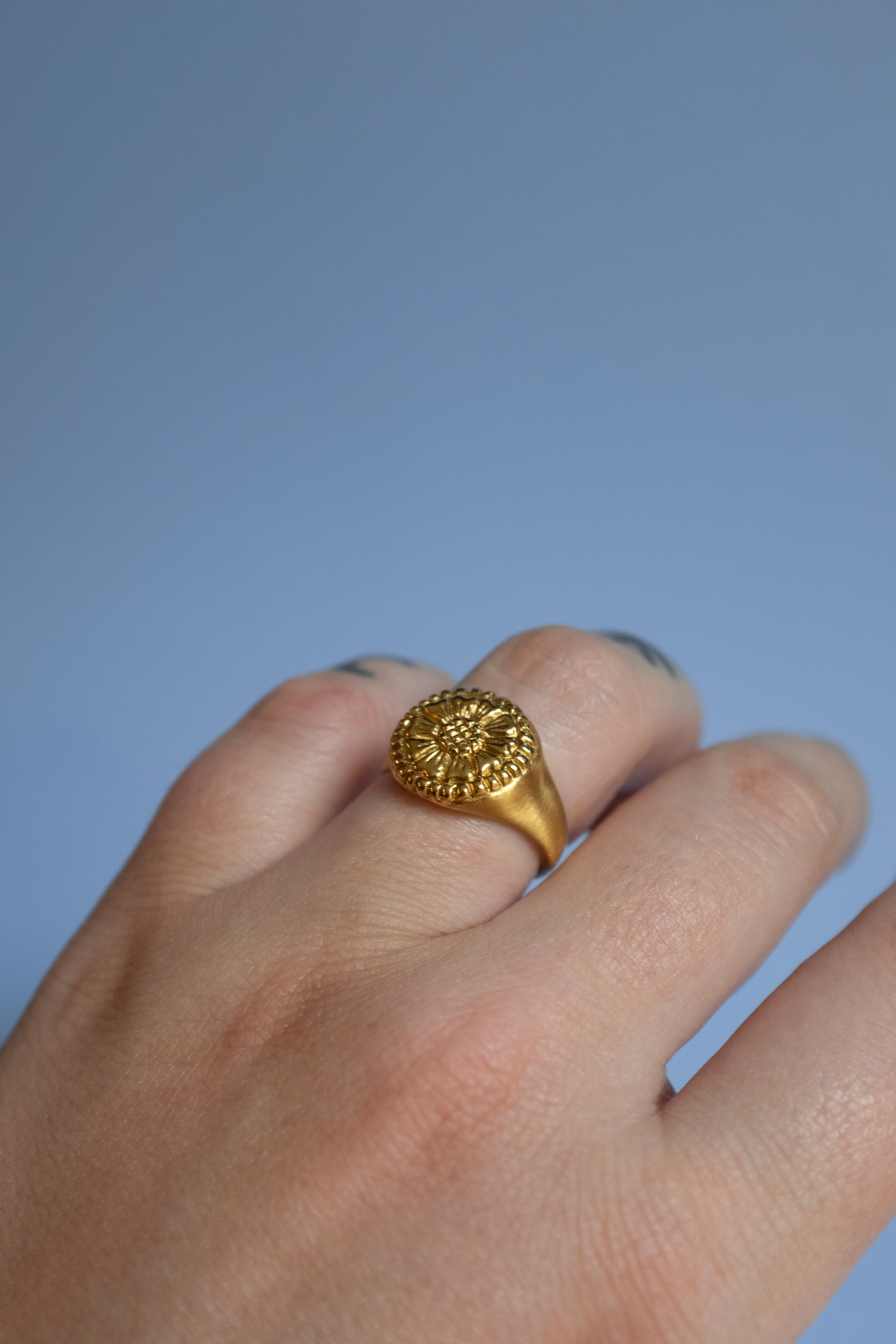 The Ellis Signet Ring in 22k gold by Rosa de Weerd In New Condition For Sale In AMSTERDAM, NL
