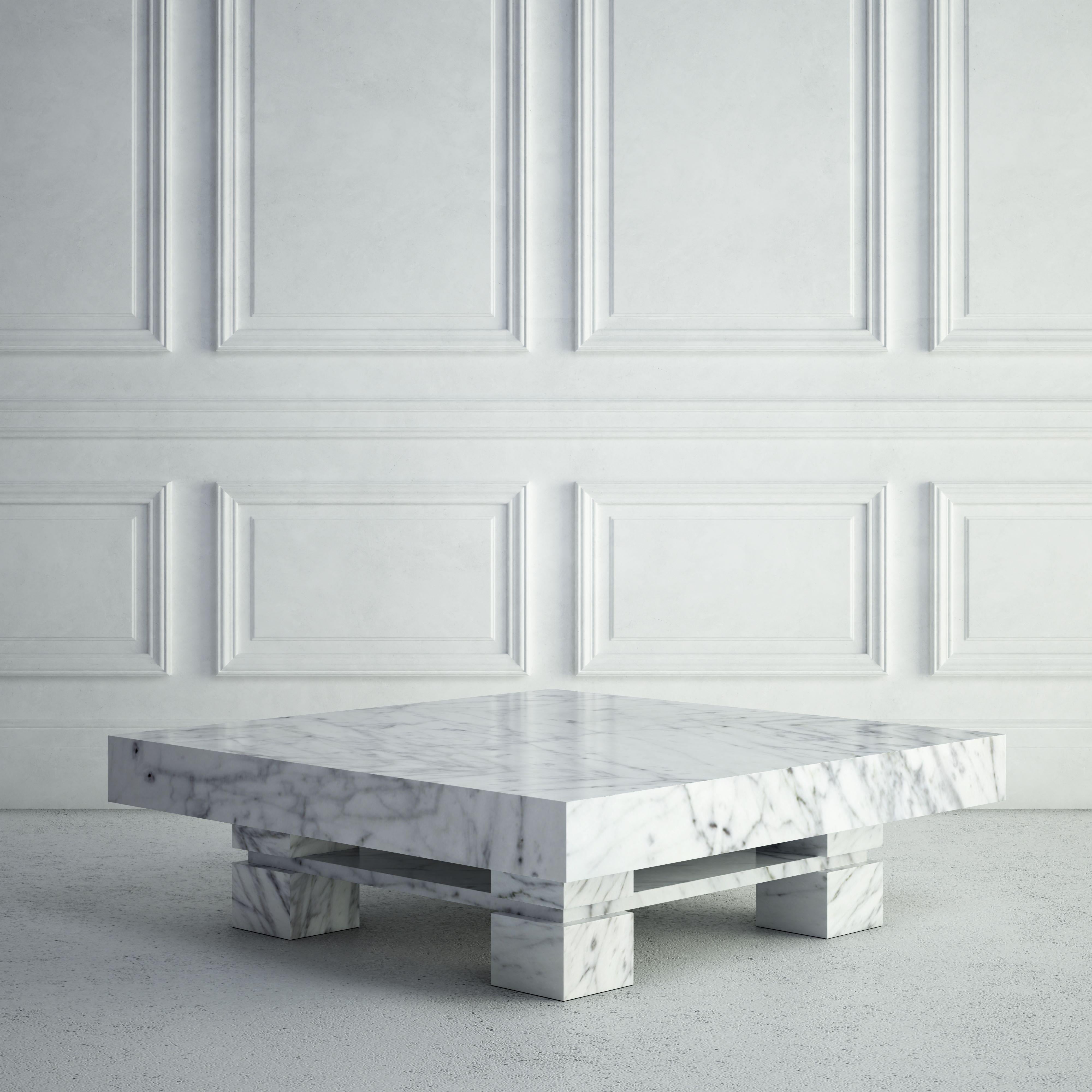 Moderne The Elodie : une table basse moderne en pierre avec un plateau carré et quatre bases carrées en vente