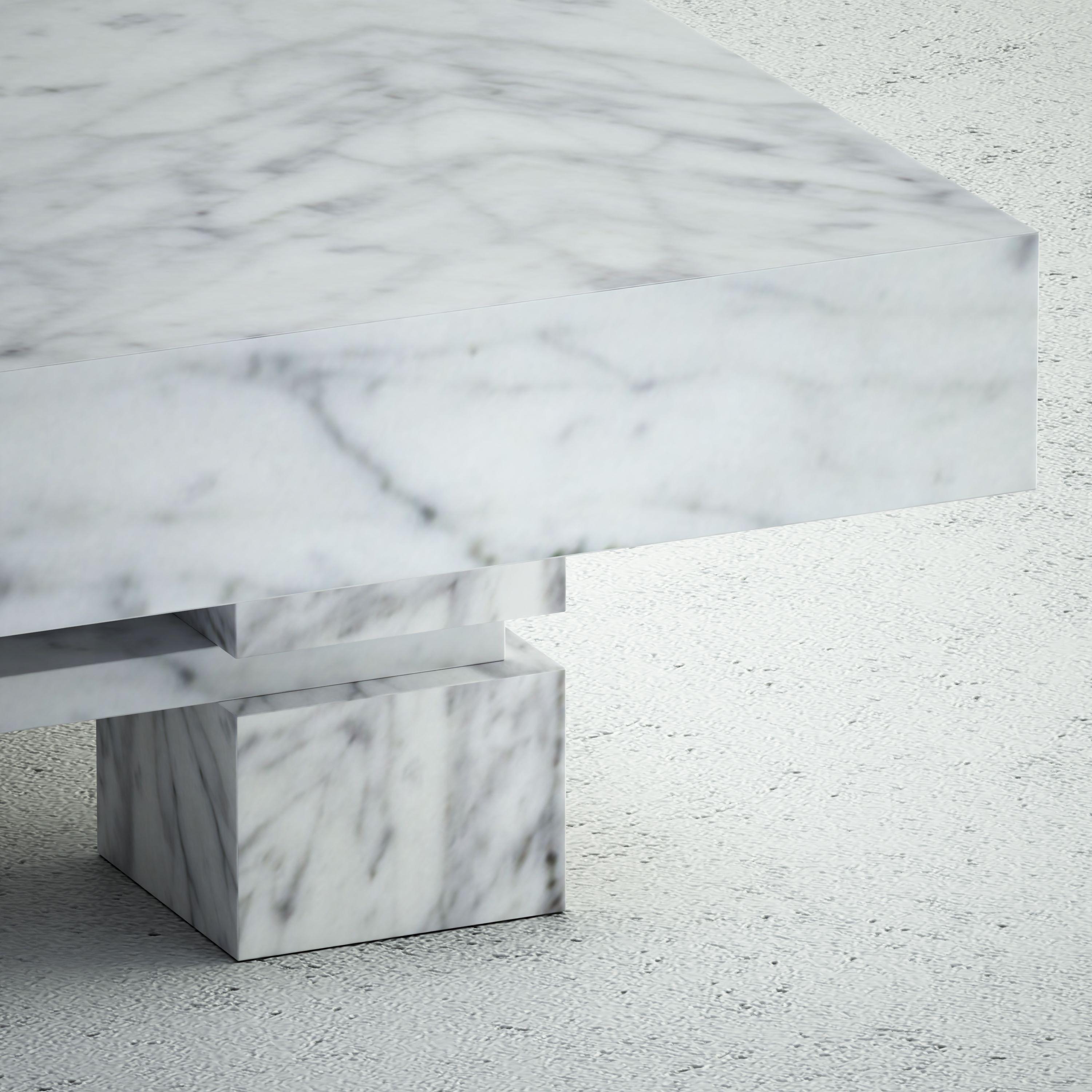 Sculpté The Elodie : une table basse moderne en pierre avec un plateau carré et quatre bases carrées en vente