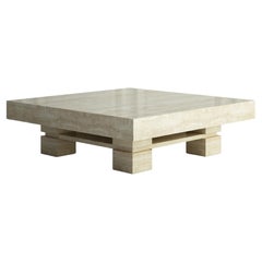 The Elodie : une table basse moderne en pierre avec un plateau carré et quatre bases carrées