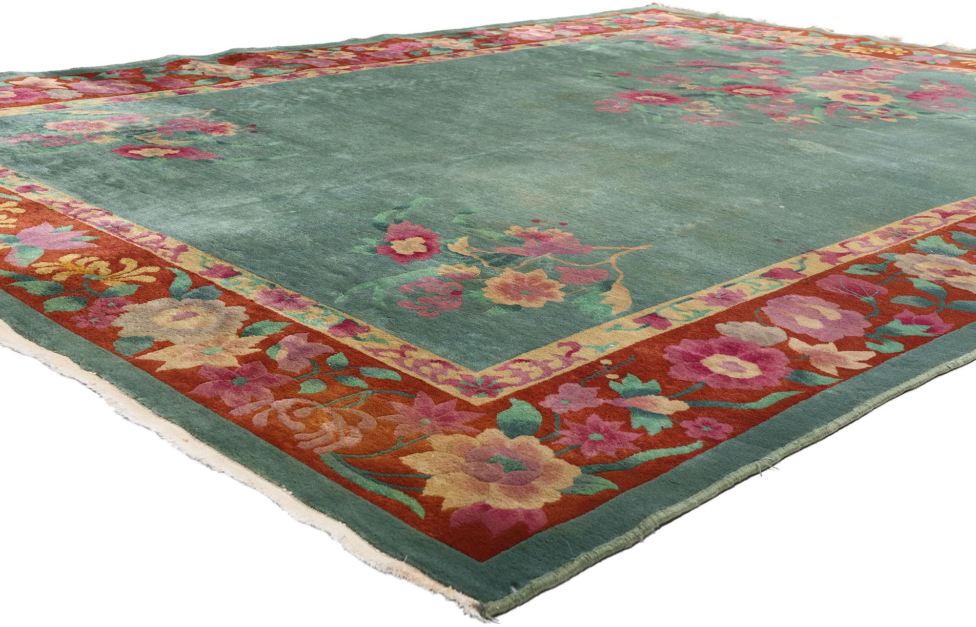79167 Tapis Art déco chinois vert antique, 08'06 x 11'04. Issu de l'apogée des échanges culturels entre l'Orient et l'Occident, ce tapis Art déco chinois antique en laine nouée à la main est un trésor rare qui incarne à la fois la sophistication