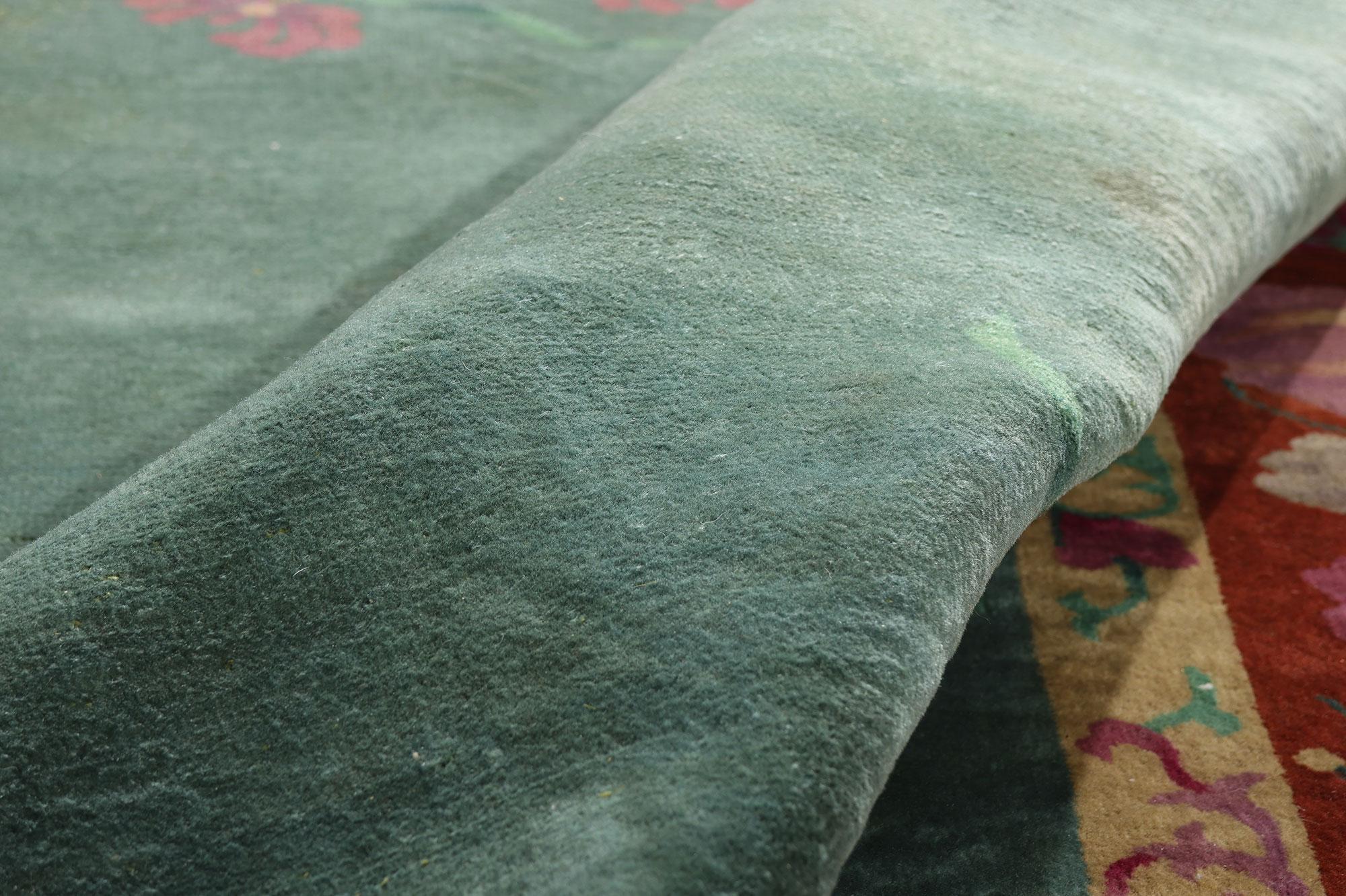 Noué à la main La dynastie d'émeraude : Un tapis chinois ancien de style Art déco d'une élégance est-ouest en vente