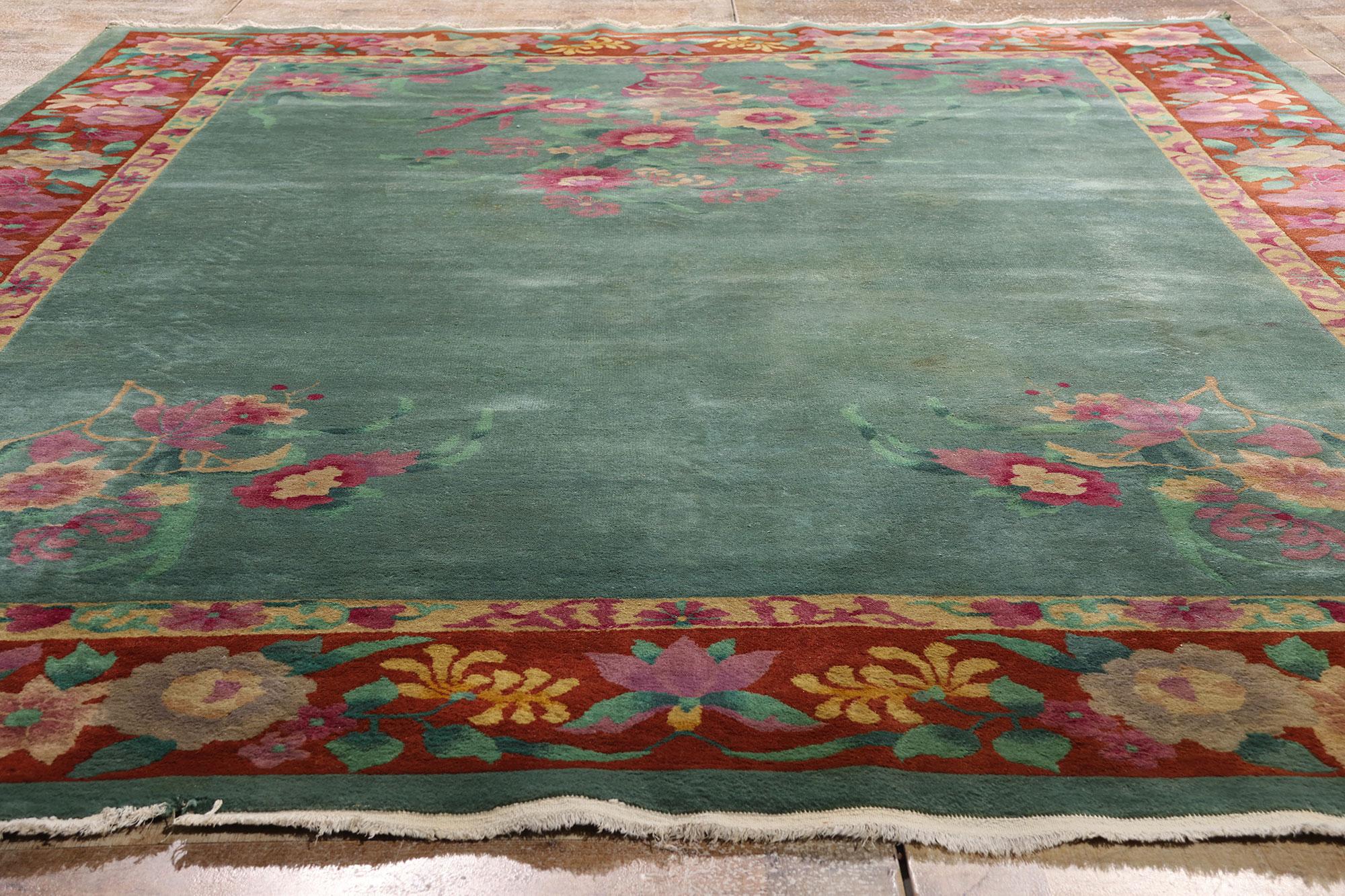 20ième siècle La dynastie d'émeraude : Un tapis chinois ancien de style Art déco d'une élégance est-ouest en vente