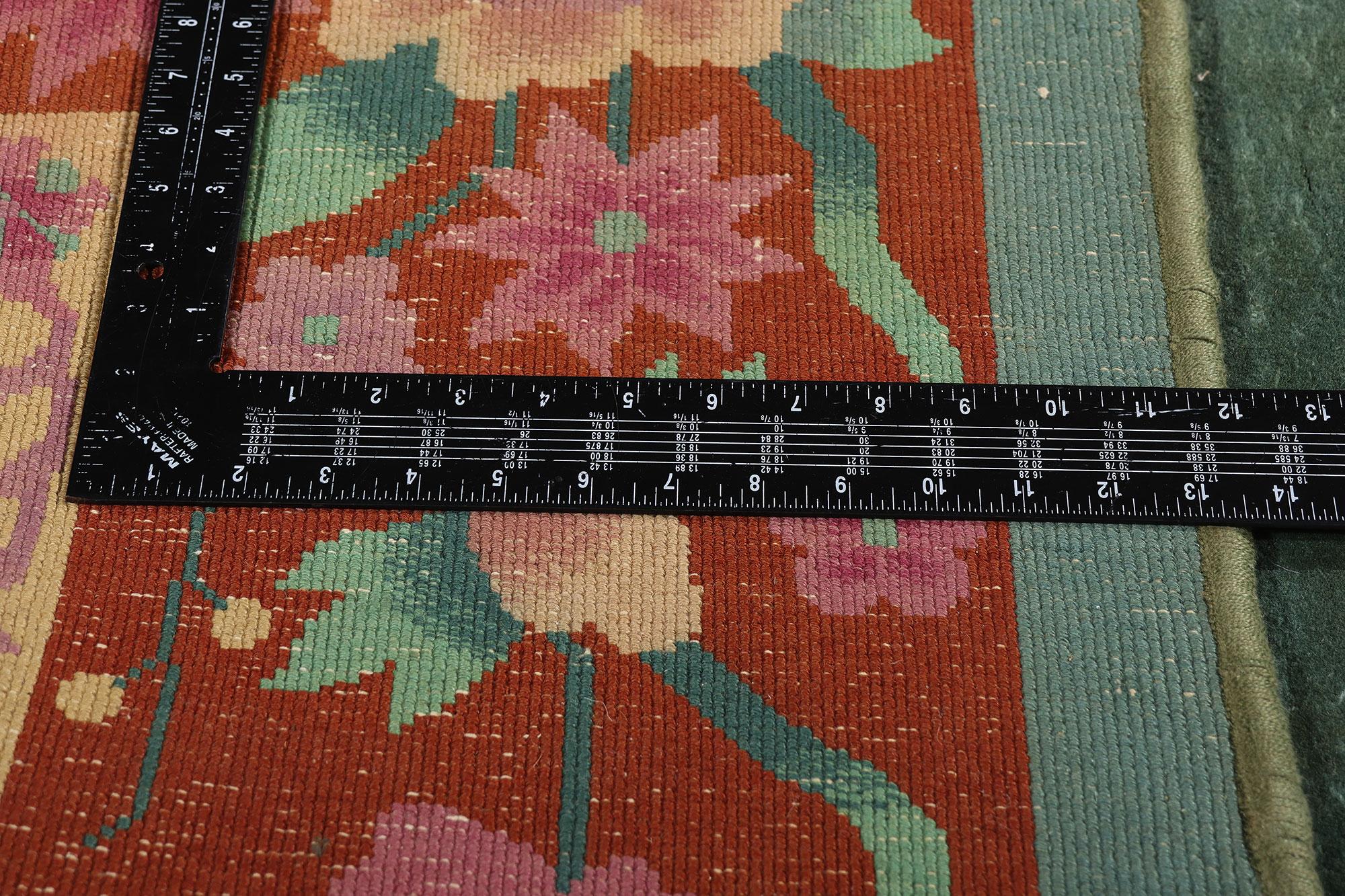 La dynastie d'émeraude : Un tapis chinois ancien de style Art déco d'une élégance est-ouest en vente 2