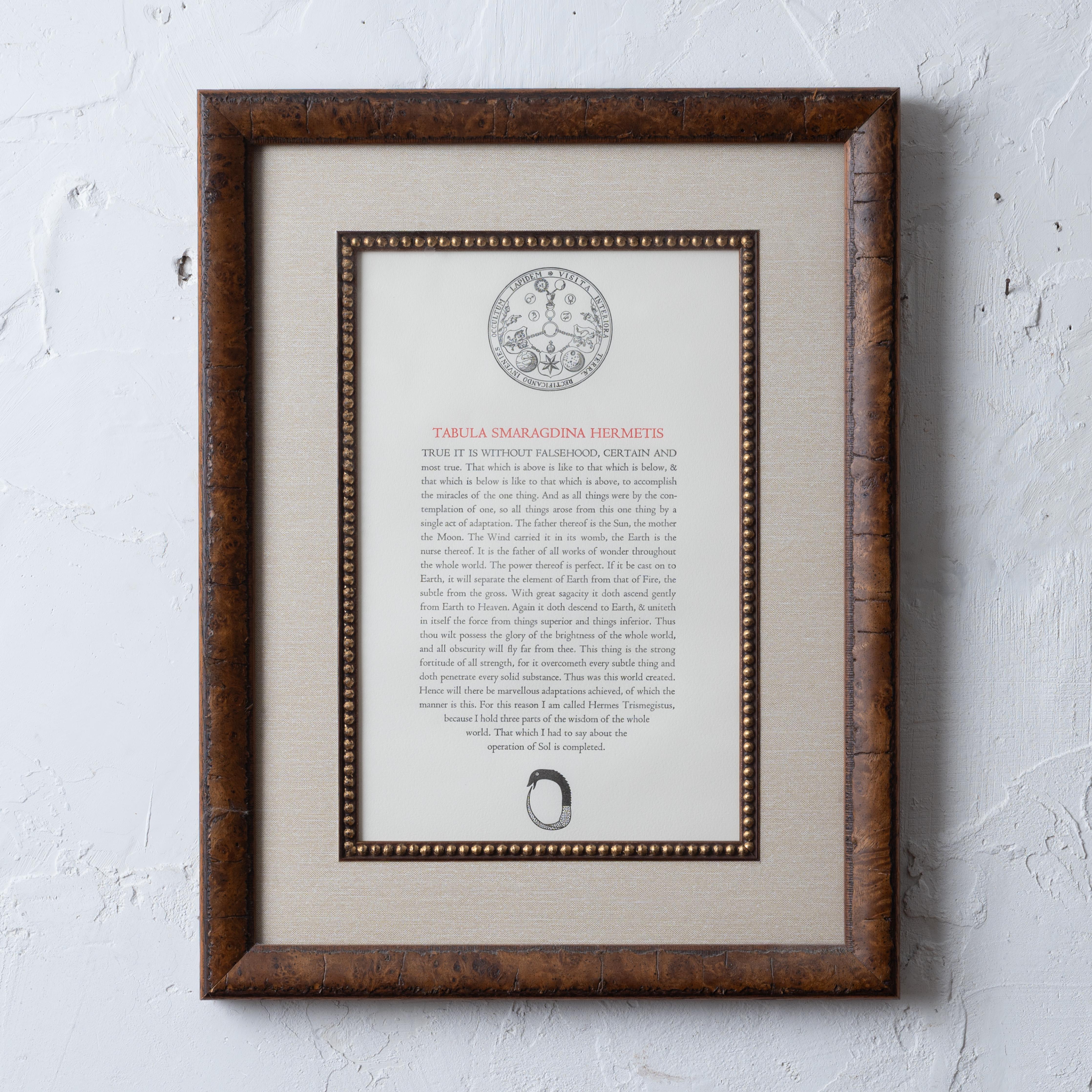 Die Smaragdtafel des Hermes, Buchdruck in limitierter Auflage von Ouroboros Press, circa 2010er Jahre.

Gerahmt in Wurzelholzrahmen unter Filet und UV-Glas.



Sicht: 8 x 12 ½ Zoll

Rahmen: 15 x 19 ¼ Zoll



