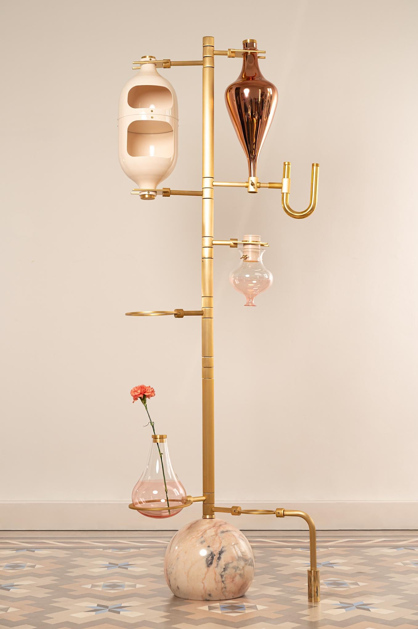  La designer d'intérieur Hania Jneid s'est inspirée des kits de chimie pour concevoir son lampadaire élaboré, baptisé Emotional Lab light.

Le lampadaire Emotional Lab se compose d'un pied métallique élancé supportant plusieurs récipients en verre