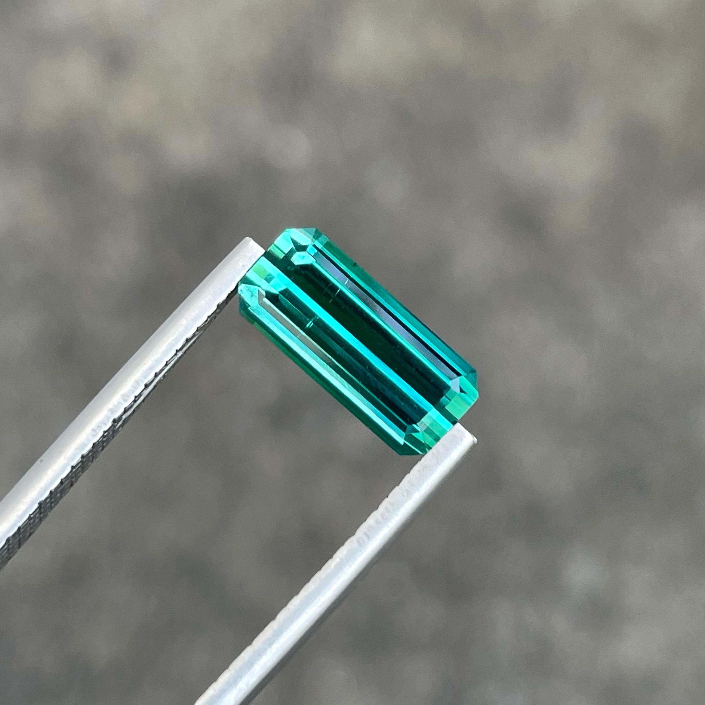 Peso 2,50 quilates 
Dimensiones 12,2x5,5x4,4 mm 
Tratamiento ninguno 
Origen Afganistán 
Claridad VVS (Muy, muy poco incluido)
Forma Octágono 
Esmeralda tallada


Cada gema de Turmalina Azul Verdosa se selecciona y talla cuidadosamente para realzar