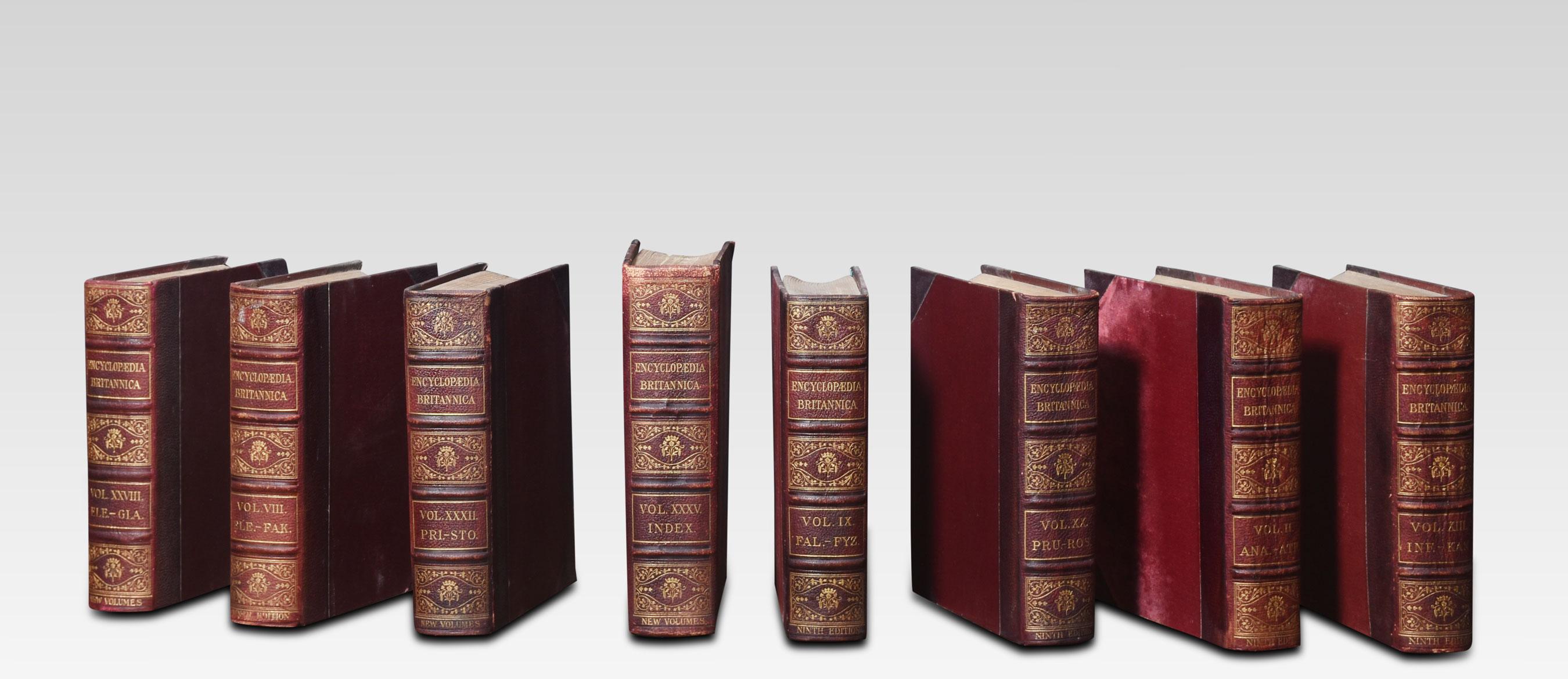 L'Encyclopaedia Britannica, comprenant la neuvième édition et les nouveaux volumes (dixième édition), compte 34 livres au total,
Dimensions
Hauteur 11,5 pouces
Largeur 9.5 pouces
Profondeur 3 pouces
