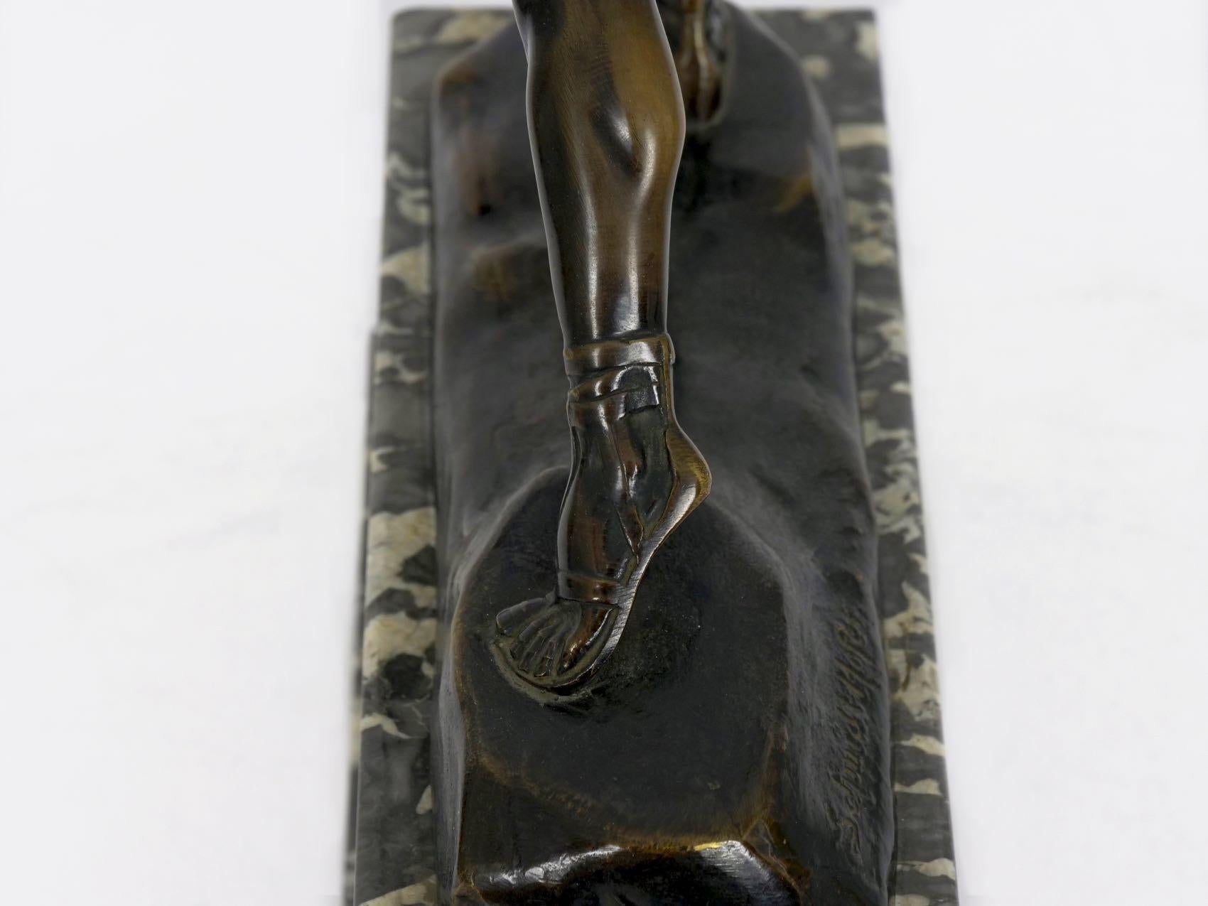 Der Feind unter der Art-Déco-Bronzeskulptur eines Bogenschützen von Otto Schmidt-Hofer 2
