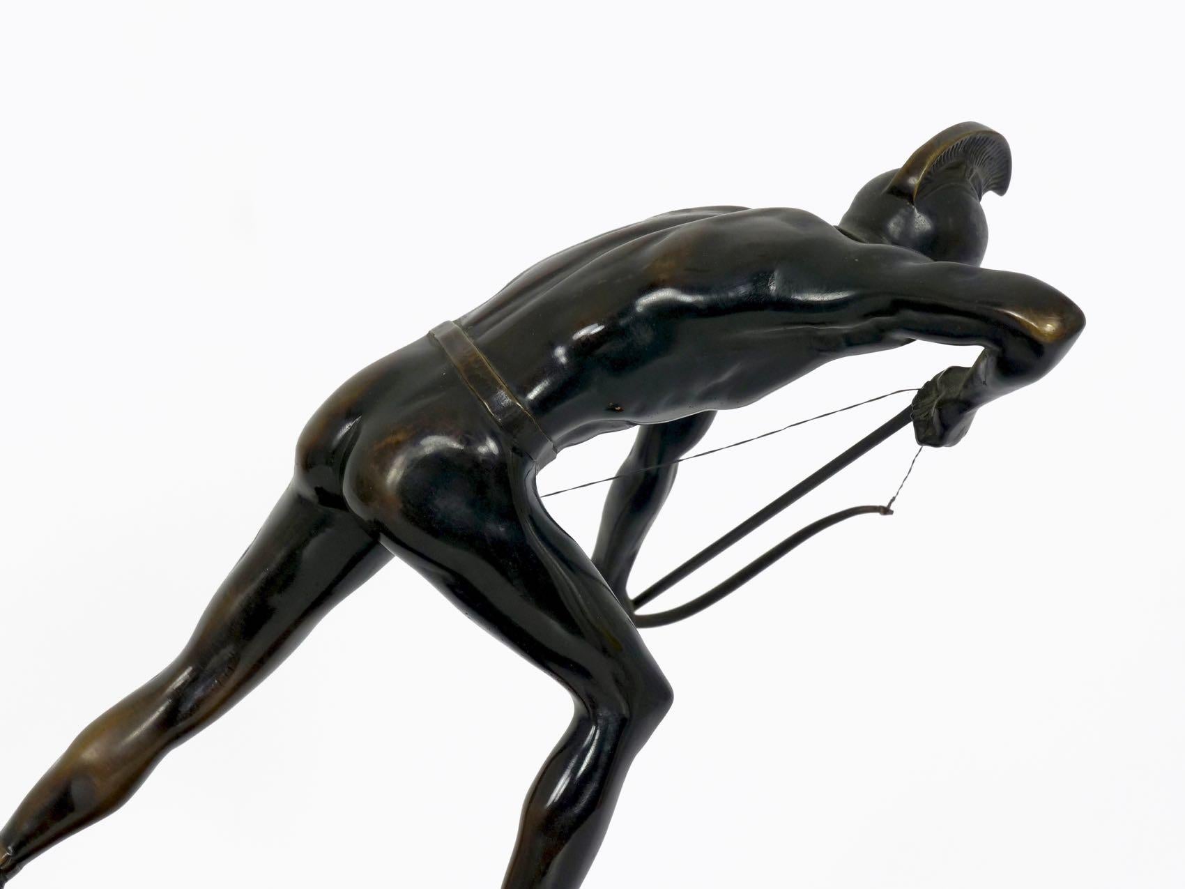 Der Feind unter der Art-Déco-Bronzeskulptur eines Bogenschützen von Otto Schmidt-Hofer 4