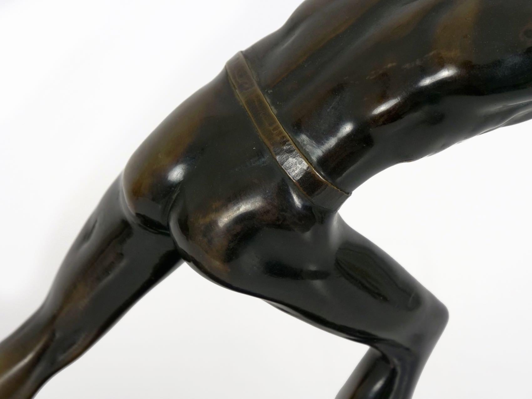 Der Feind unter der Art-Déco-Bronzeskulptur eines Bogenschützen von Otto Schmidt-Hofer 7