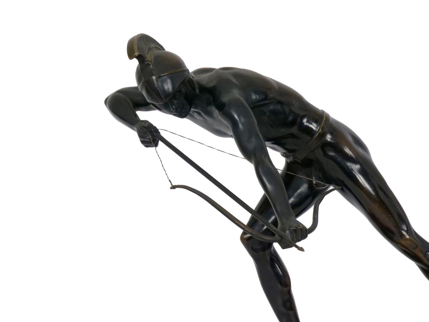 Eine reichhaltige und dramatische Skulptur eines römischen Bogenschützen, der den Feind von einer erhöhten Position aus angreift. Er lehnt sich über den Sims, den Bogen gespannt und den Pfeil im Anschlag. Der unbekannte Angreifer verleiht der Szene