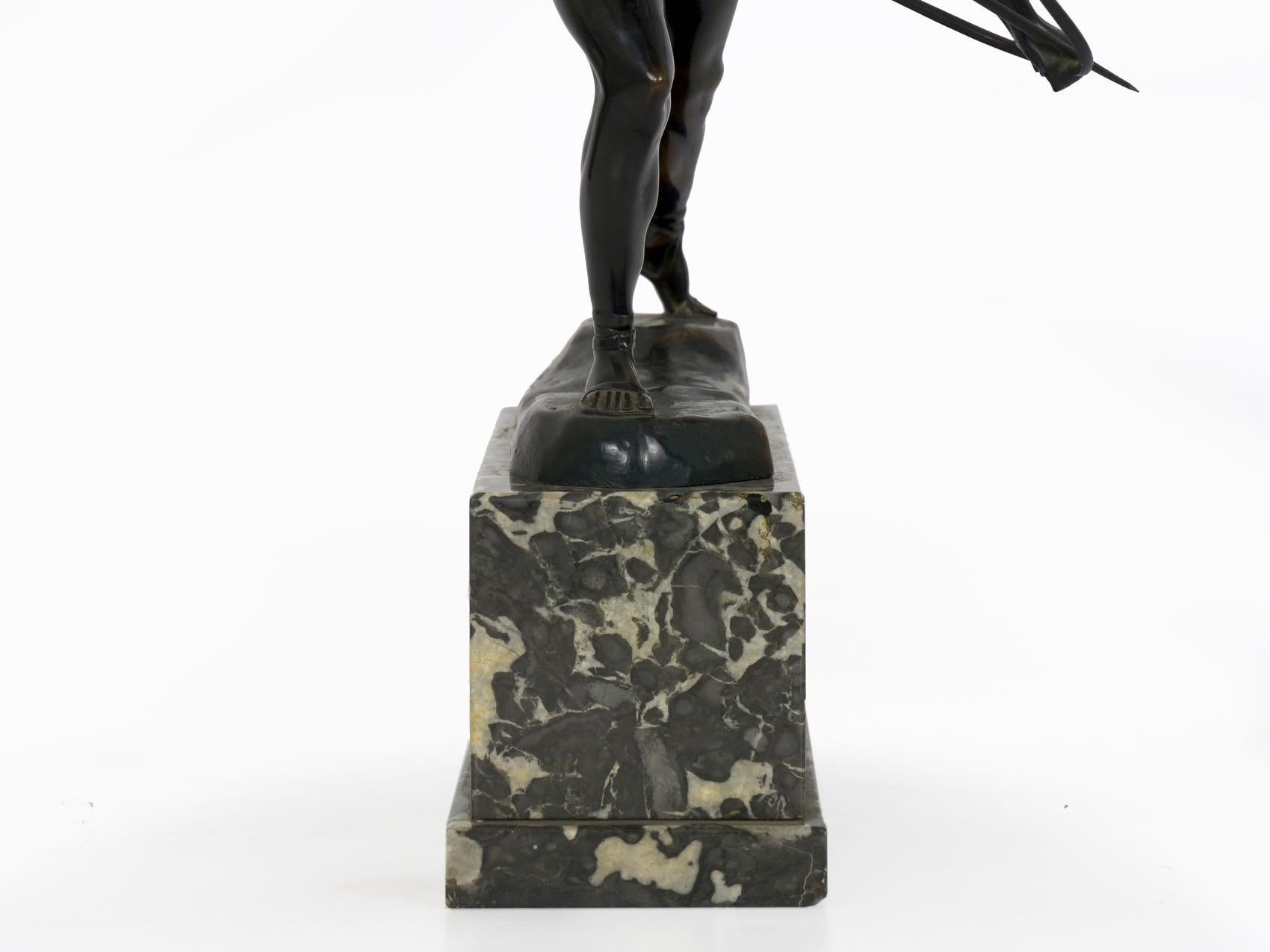Der Feind unter der Art-Déco-Bronzeskulptur eines Bogenschützen von Otto Schmidt-Hofer 11