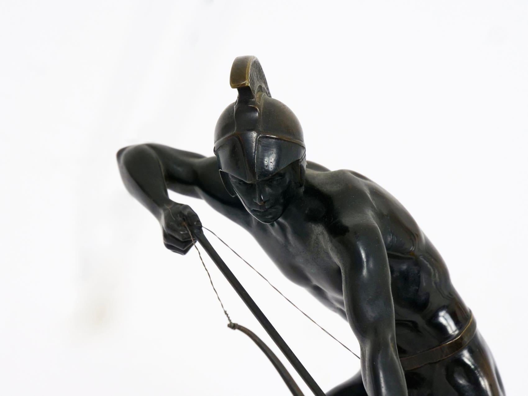 Der Feind unter der Art-Déco-Bronzeskulptur eines Bogenschützen von Otto Schmidt-Hofer (Art déco)