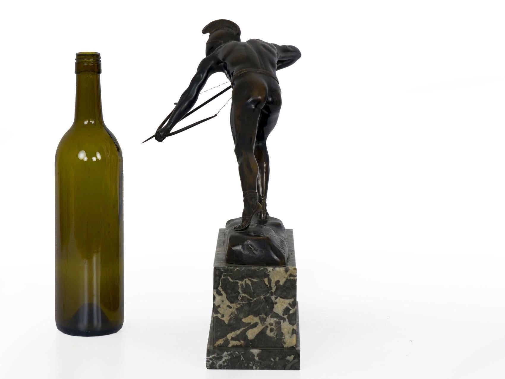 Der Feind unter der Art-Déco-Bronzeskulptur eines Bogenschützen von Otto Schmidt-Hofer (Deutsch)