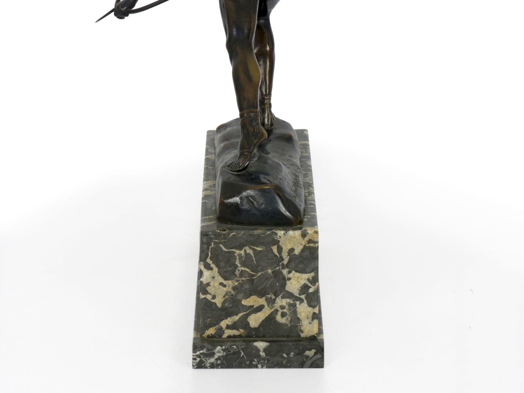 Der Feind unter der Art-Déco-Bronzeskulptur eines Bogenschützen von Otto Schmidt-Hofer (19. Jahrhundert)
