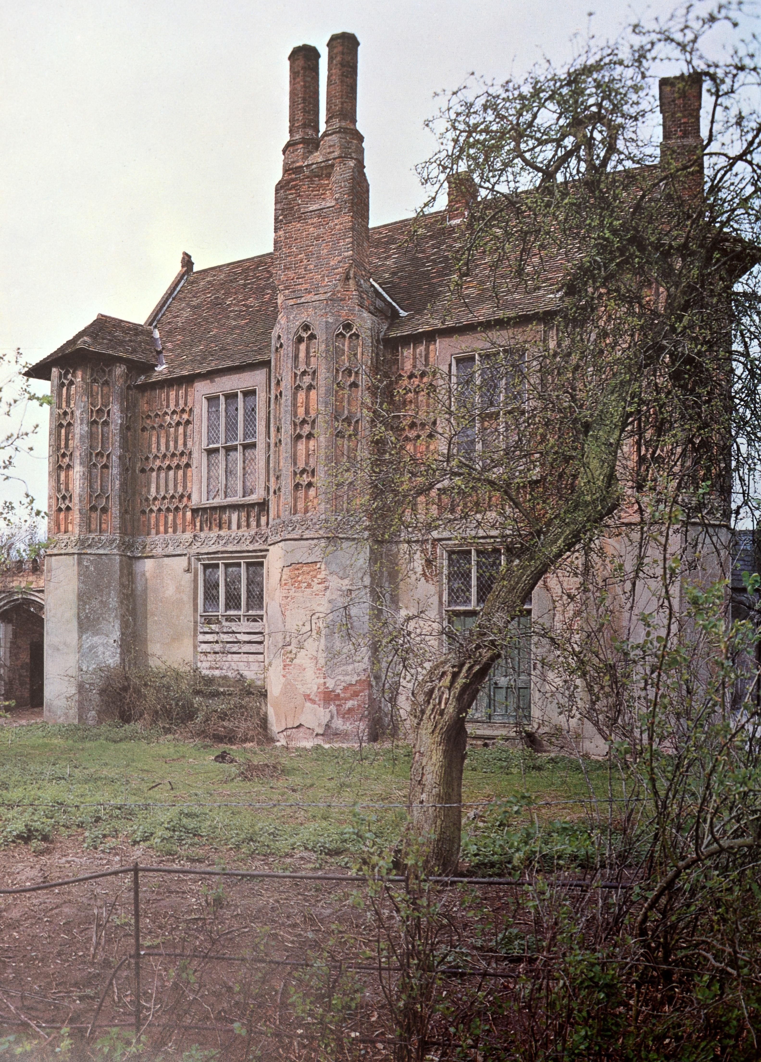 The English House Through Seven Centuries von Olive Cook, Erstausgabe im Zustand „Relativ gut“ im Angebot in valatie, NY
