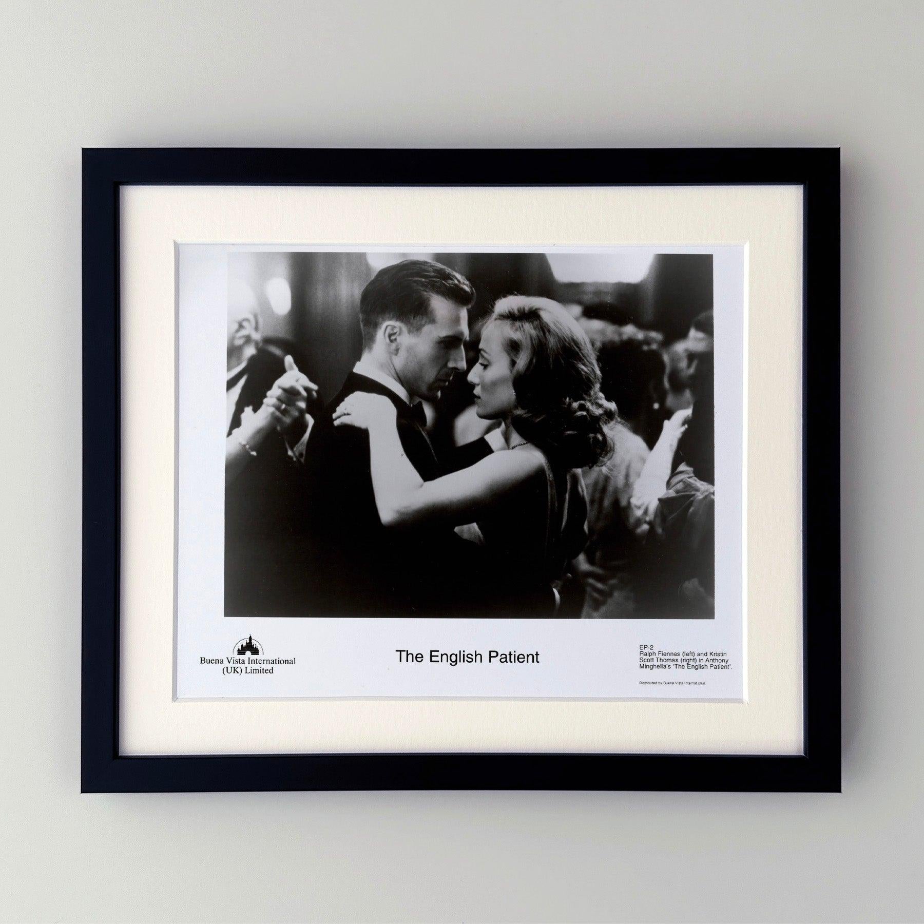 Original 8x10 Zoll Werbestandbild für Der englische Patient (1996) mit Ralph Fiennes, Juliette Binoche, Kristin Scott Thomas und Willem Dafoe in den Hauptrollen und unter der Regie von Anthony Minghella.

Werbefotos (Film/Produktion) wurden